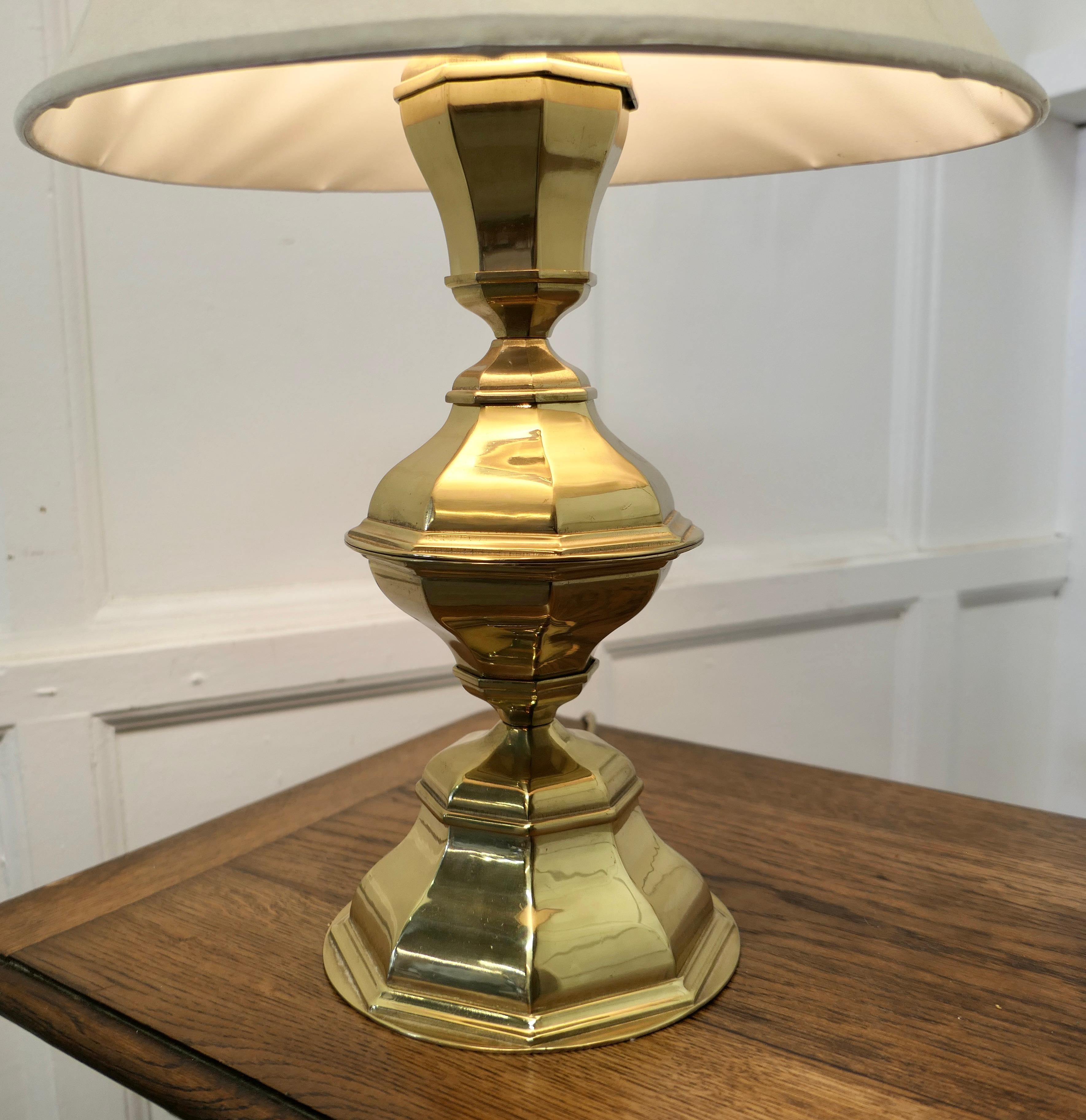 Large Bulbous Octagonal Brass Table Lamp In Good Condition For Sale In Chillerton, Isle of Wight