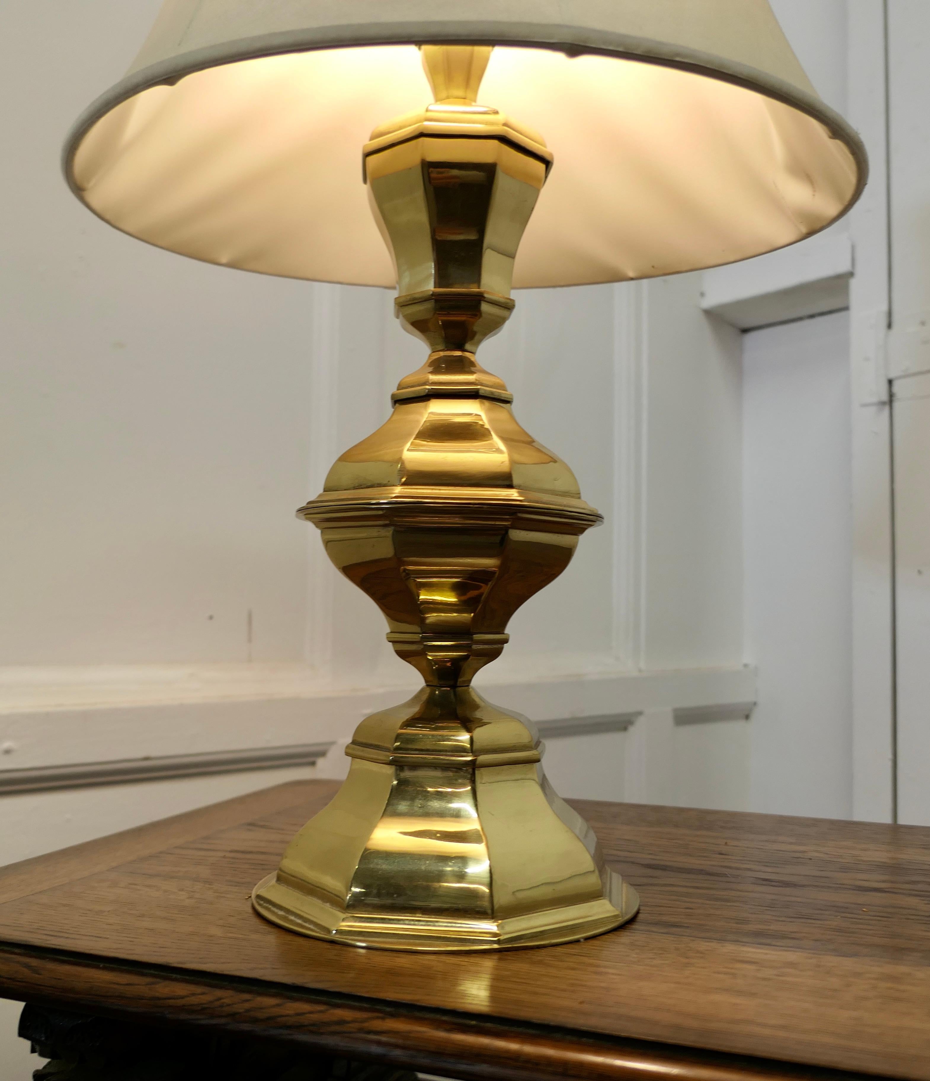 Large Bulbous Octagonal Brass Table Lamp In Good Condition For Sale In Chillerton, Isle of Wight