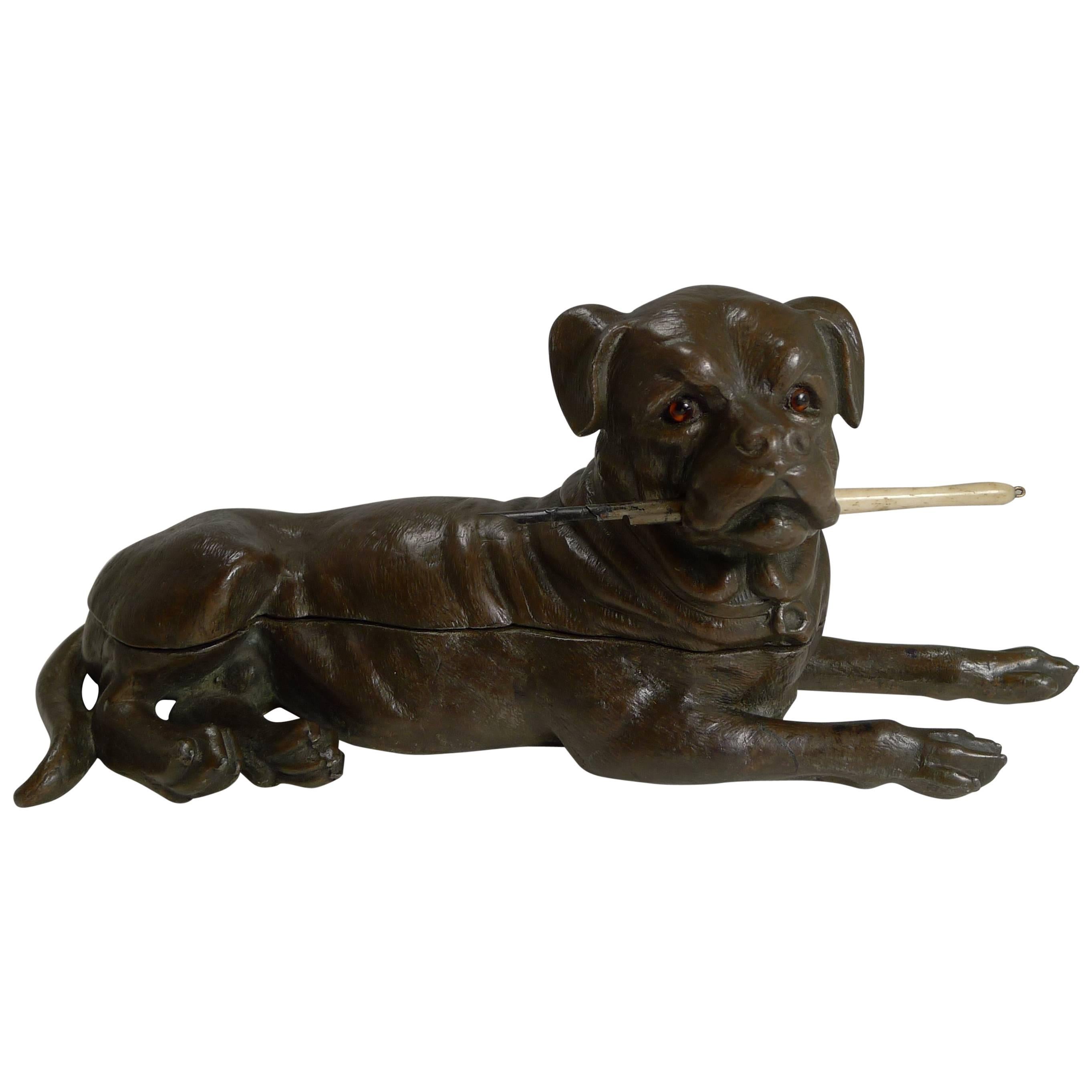 Großes dreifaches Tintenfass mit Bullmastiff-Muster, um 1900, Hund im Angebot