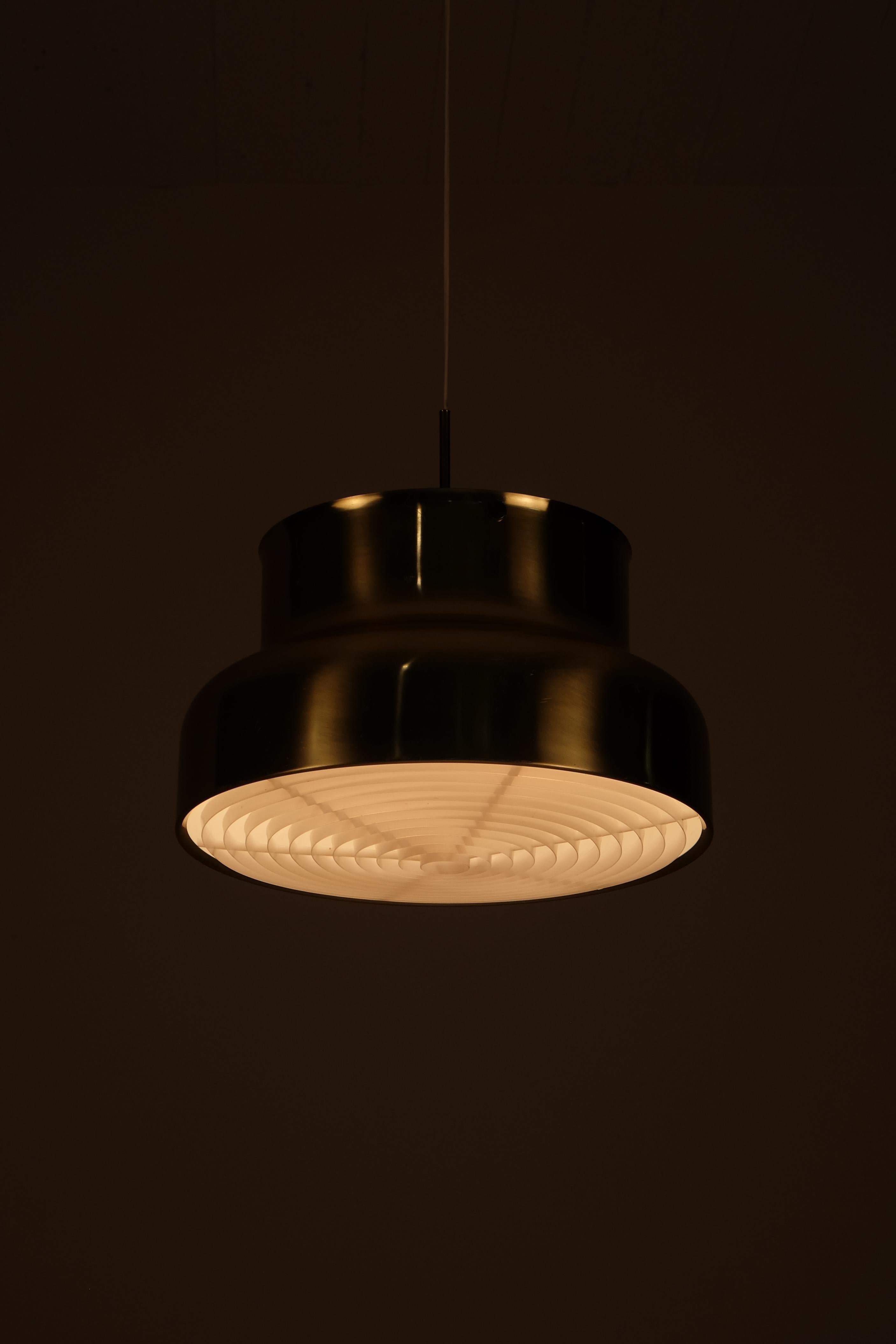 Producido en Suecia por Ateljé Lyktan, años 60. Diseño Anders Pehrson.
Difusor de aluminio y acrílico.
Diámetro: 50 cm
Buen estado con signos de uso.

