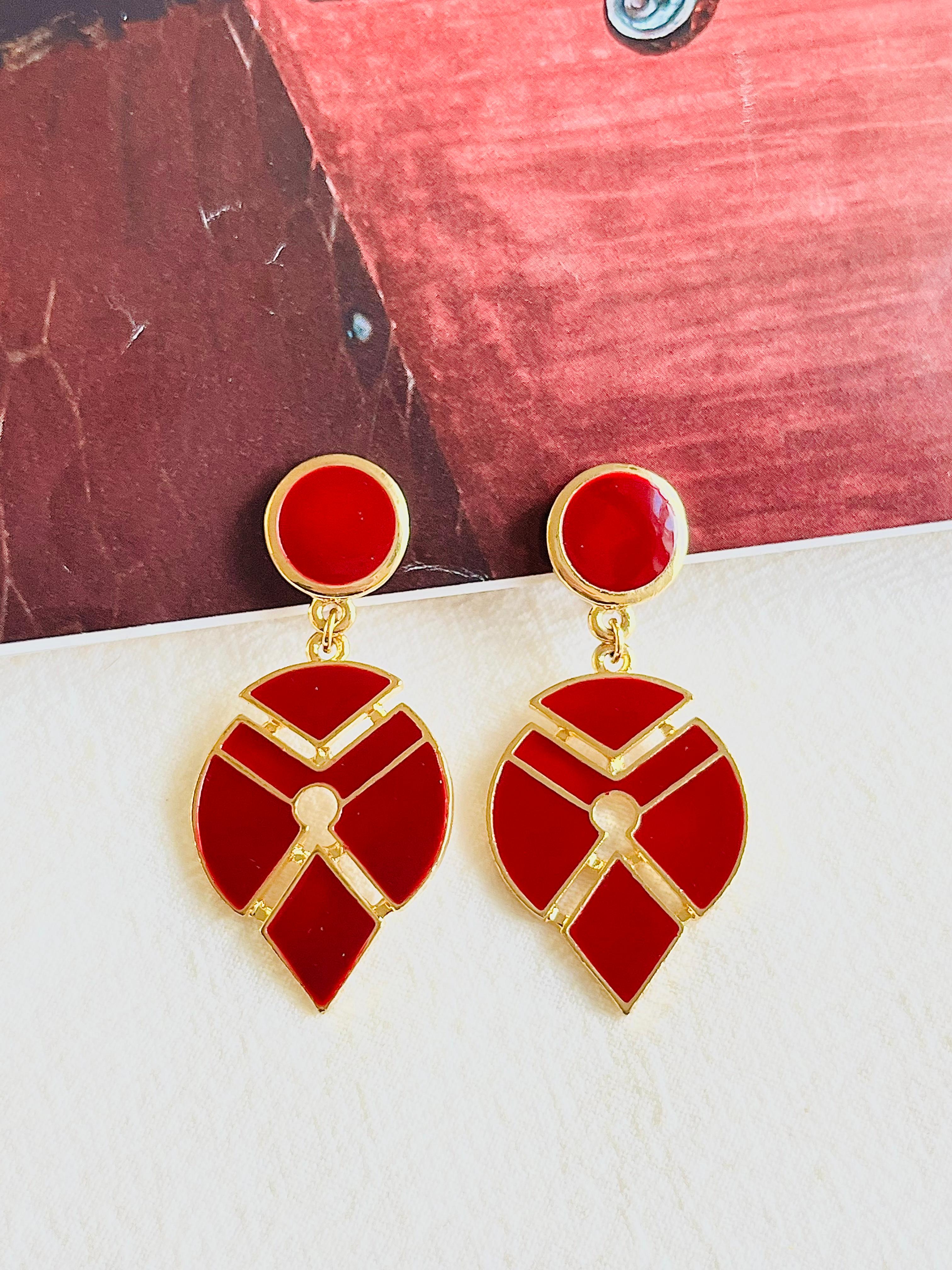 Art Déco Grandi orecchini a clip in oro con smalto rosso borgogna e goccia d'acqua geometrica modernista in vendita