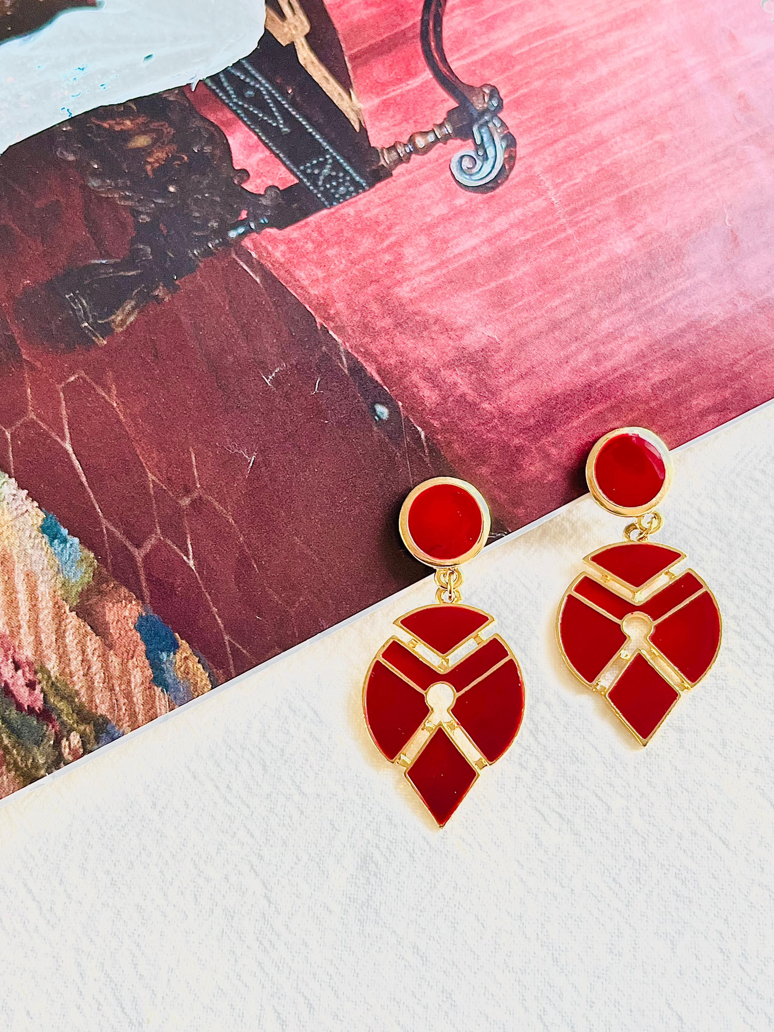 Grandi orecchini a clip in oro con smalto rosso borgogna e goccia d'acqua geometrica modernista In condizioni Nuovo in vendita a Wokingham, England