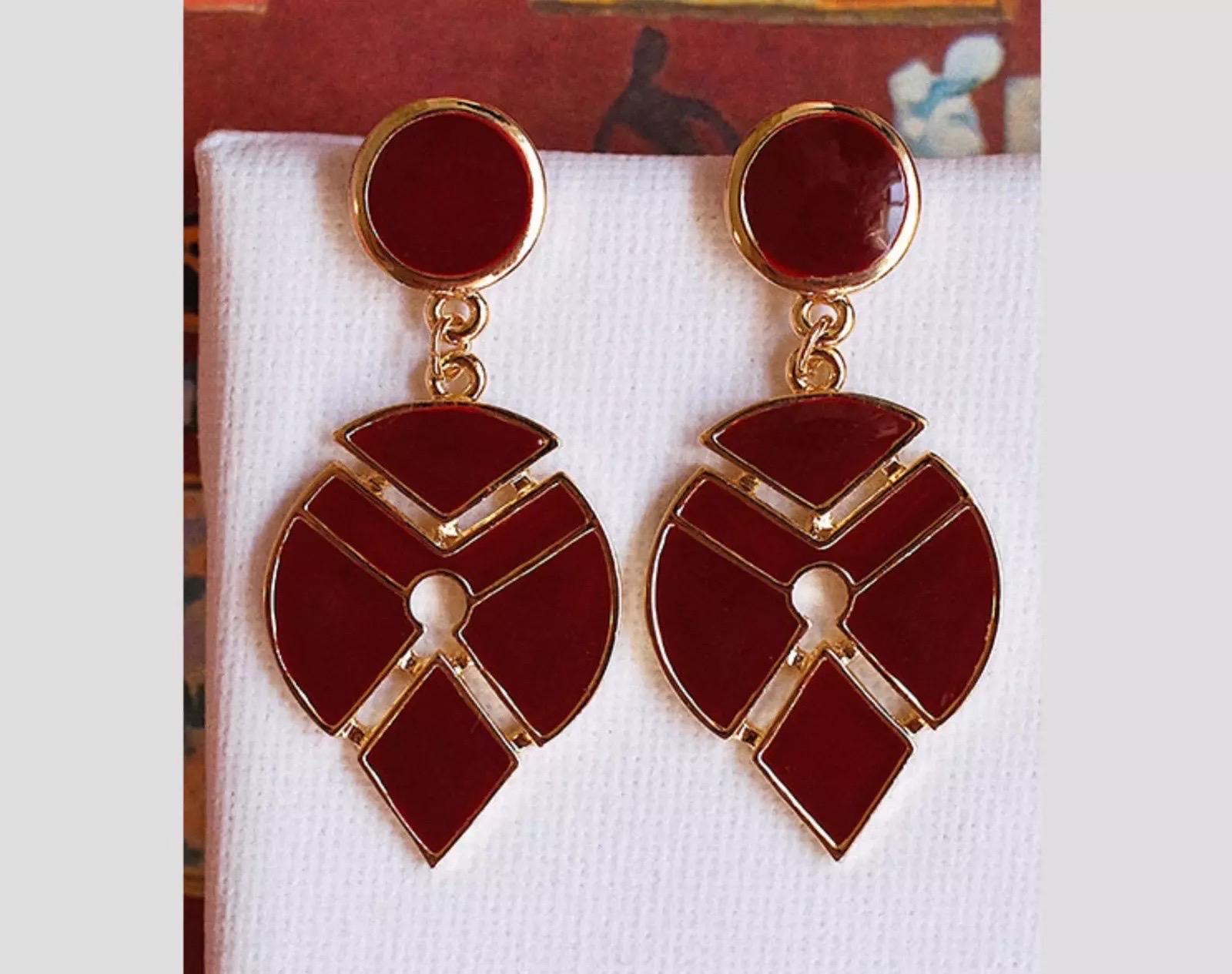 da uomo o donna Grandi orecchini a clip in oro con smalto rosso borgogna e goccia d'acqua geometrica modernista in vendita