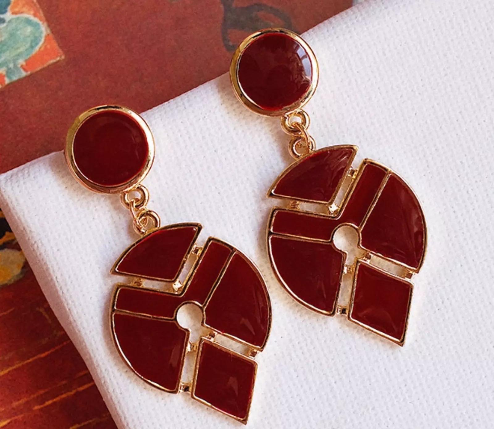 Grandi orecchini a clip in oro con smalto rosso borgogna e goccia d'acqua geometrica modernista in vendita 1