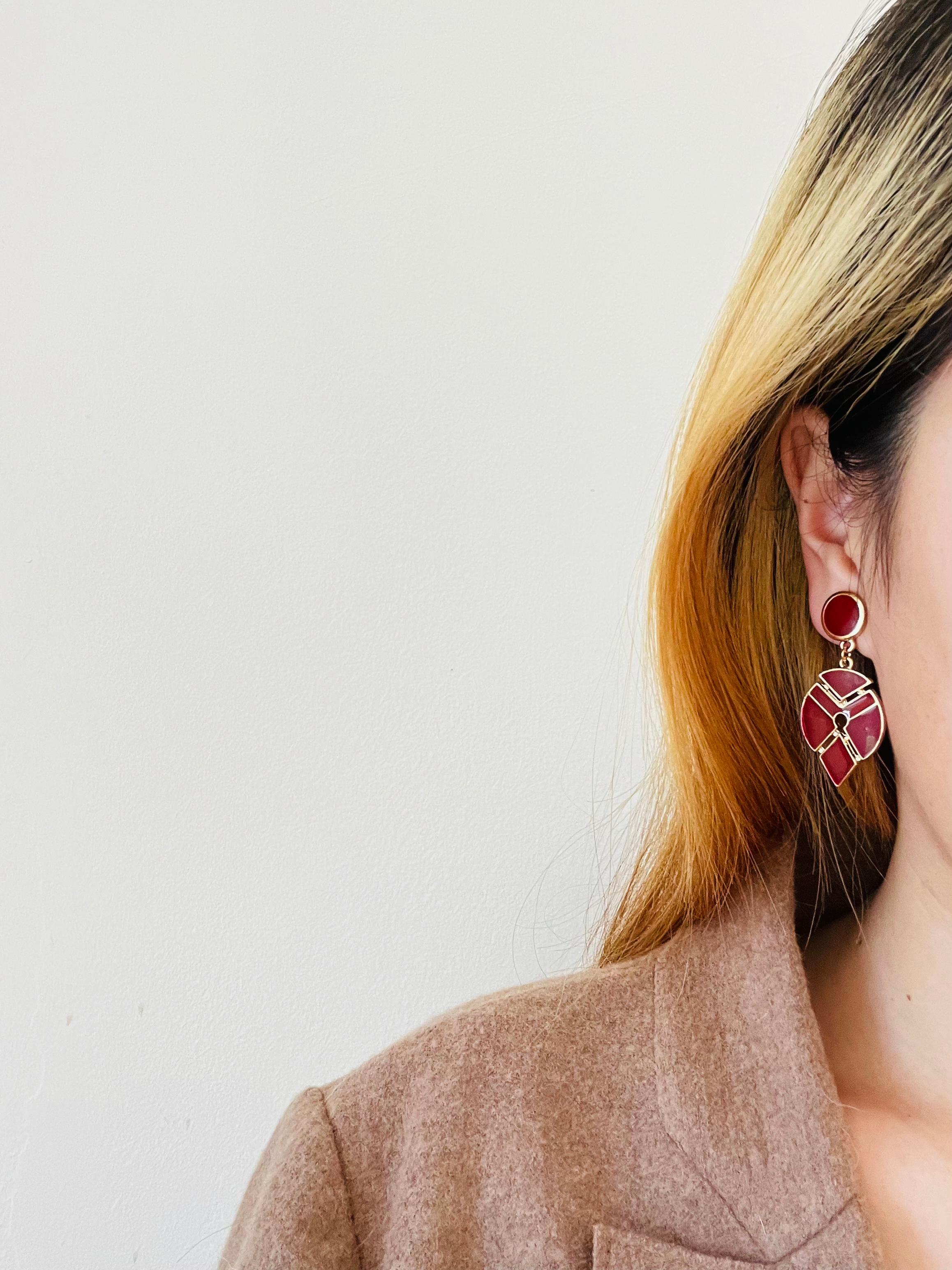 Grandi orecchini a clip in oro con smalto rosso borgogna e goccia d'acqua geometrica modernista in vendita 2