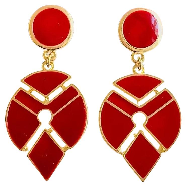 Grandi orecchini a clip in oro con smalto rosso borgogna e goccia d'acqua geometrica modernista