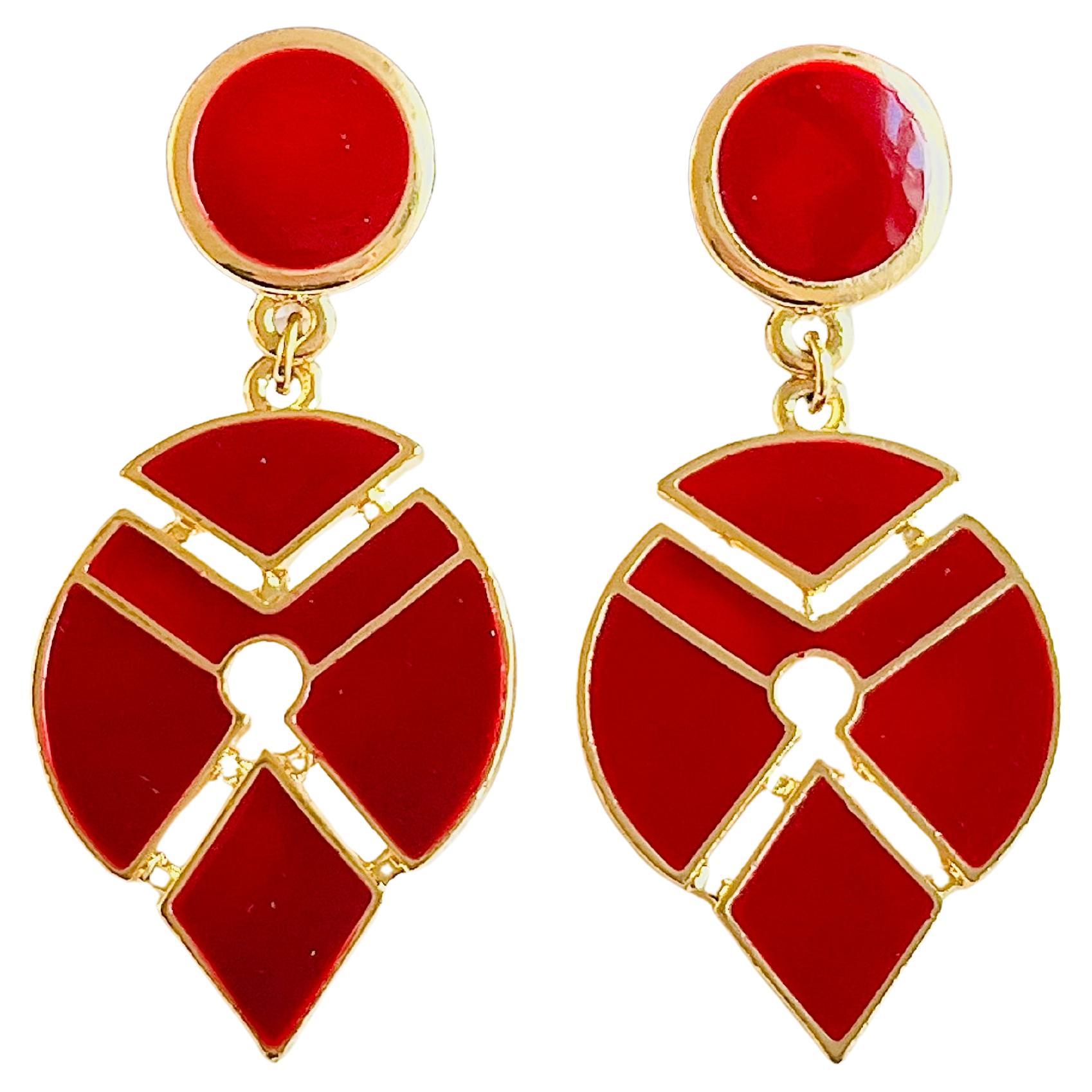 Grandi orecchini a clip in oro con smalto rosso borgogna e goccia d'acqua geometrica modernista in vendita