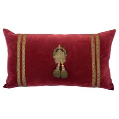 Almohada otomana grande de terciopelo burdeos con adornos metálicos antiguos y borlas