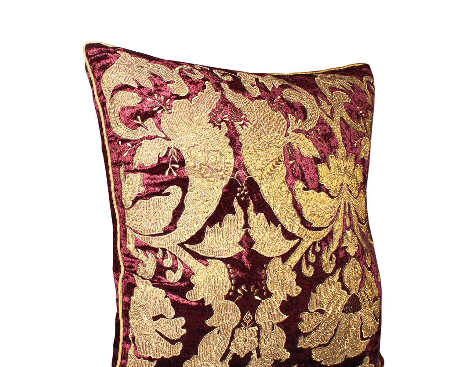 Velvet throw pillow with embroidery

Measures: 24