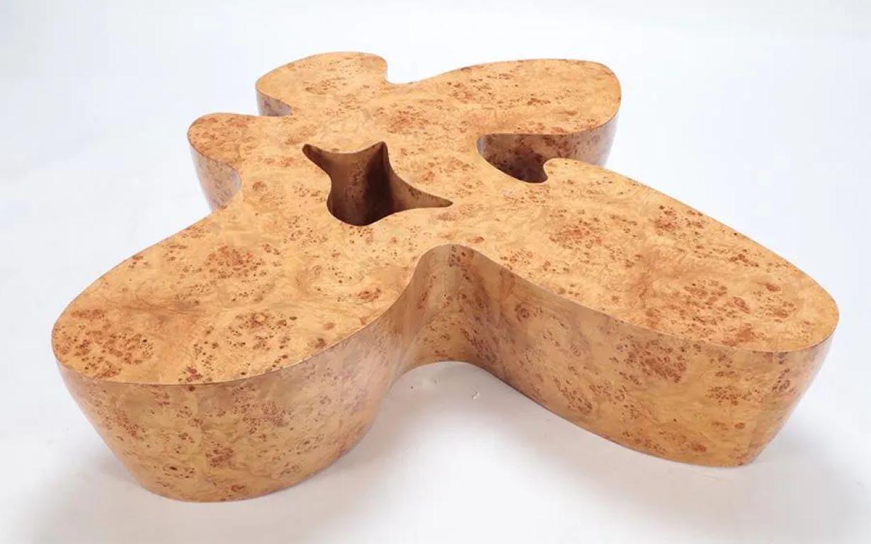Grande table basse en bois de ronce, de forme organique.   