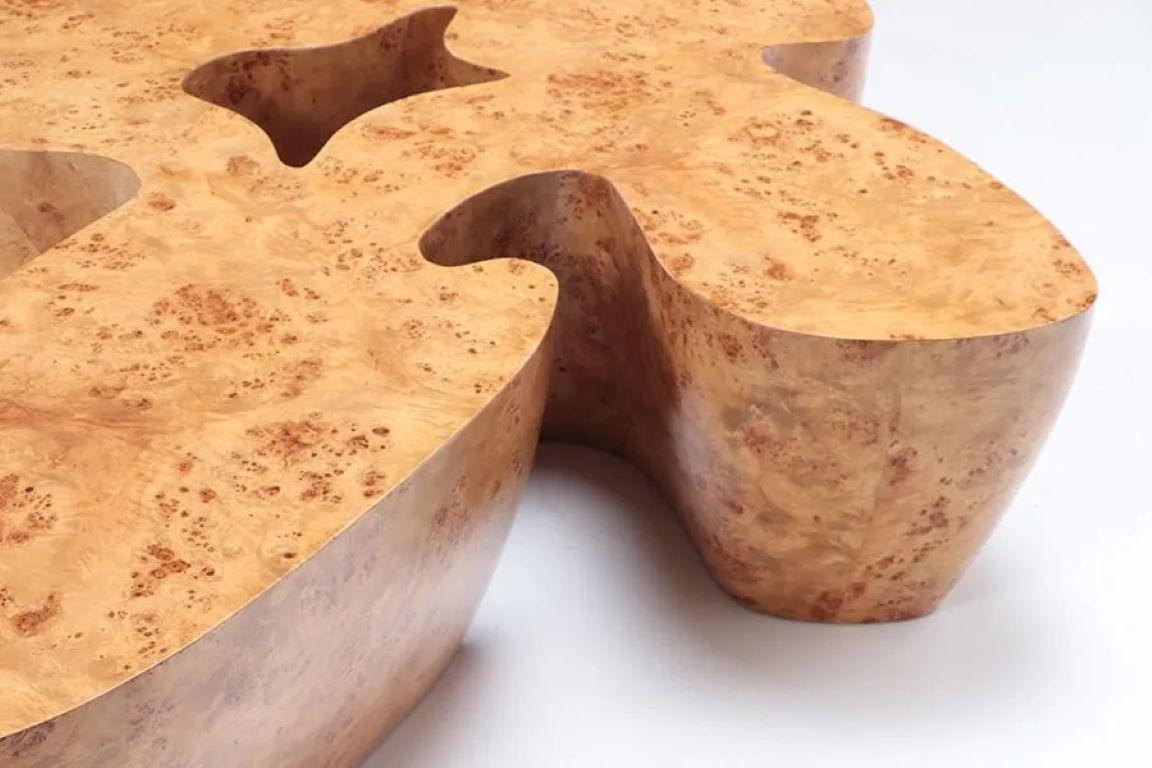 Placage Grande table basse de forme organique en bois de broussin  en vente