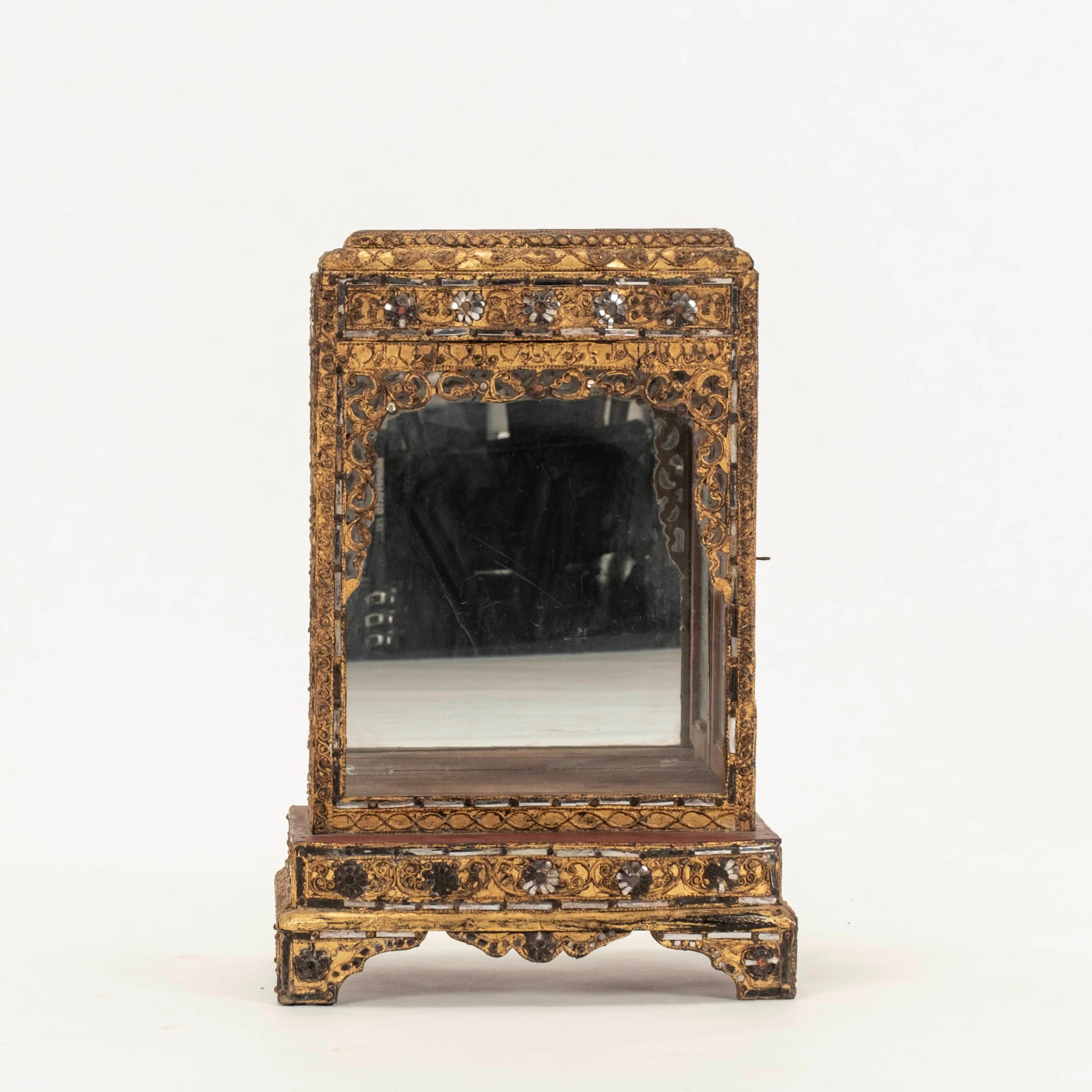 Handgeschnitzter burmesischer Buddha-Schrein im Mandalay-Stil mit vergoldetem Holz, Glasscheiben und einer verspiegelten Rückseite.