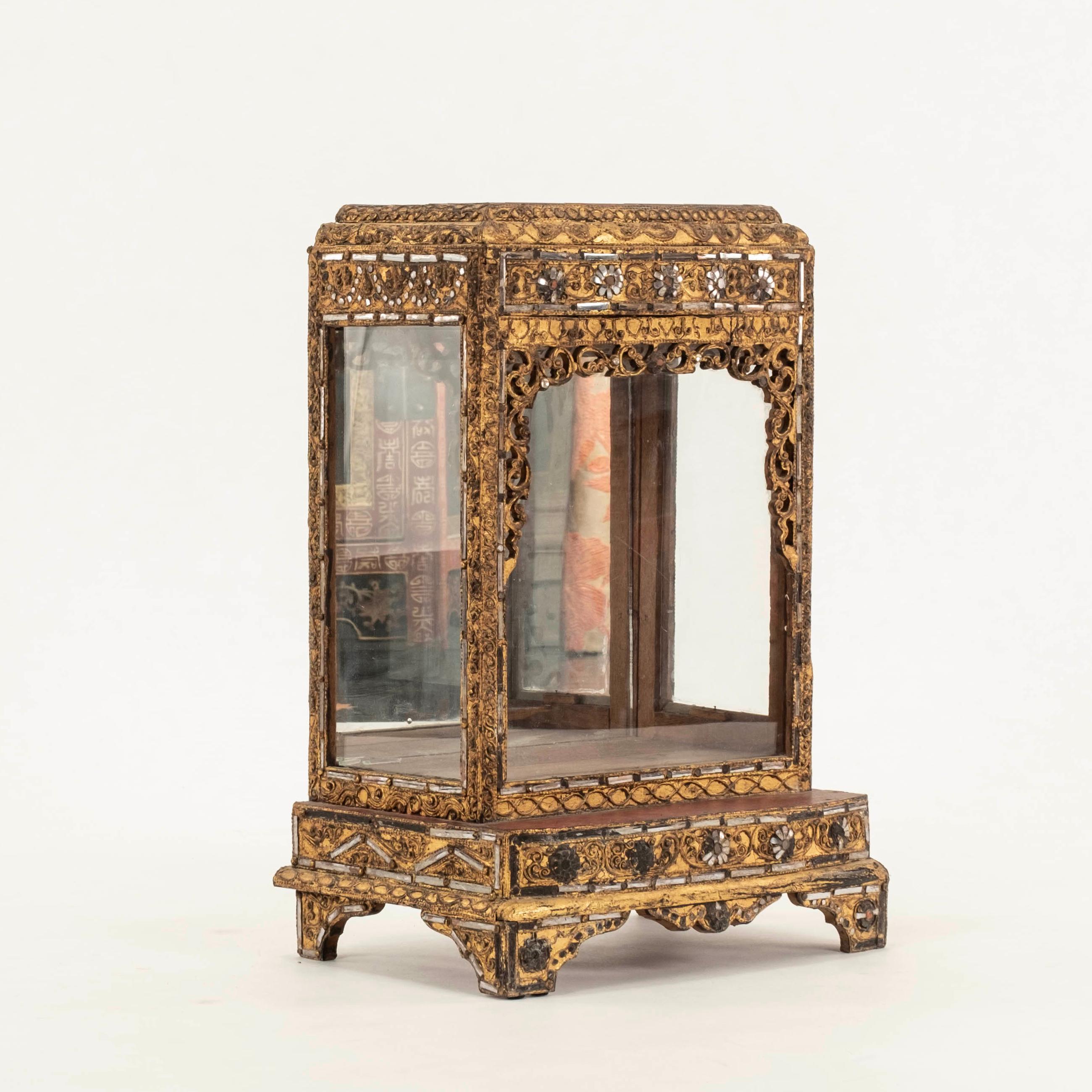 Großer birmanischer Buddha-Schrein II (Vergoldet) im Angebot