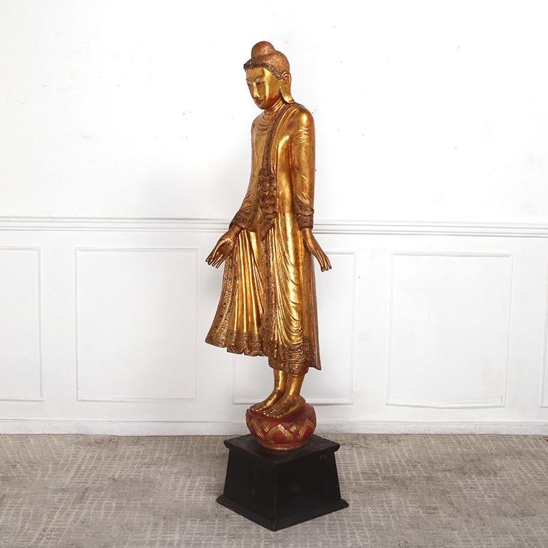 Statua in oro del giovane Buddha 