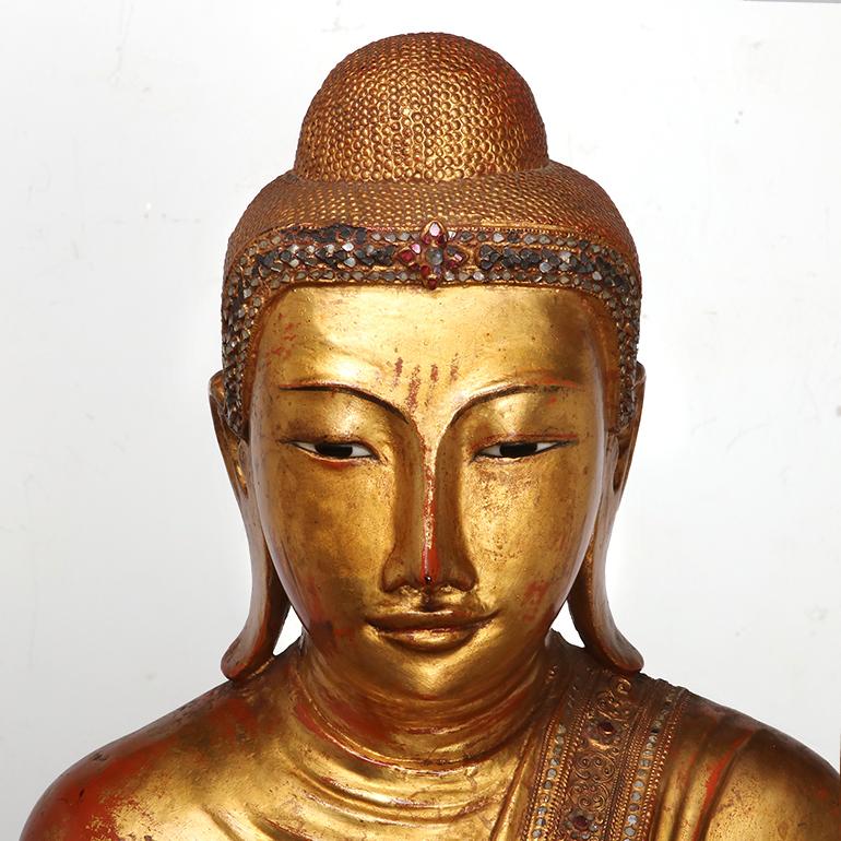 Grande statua di Buddha birmano 