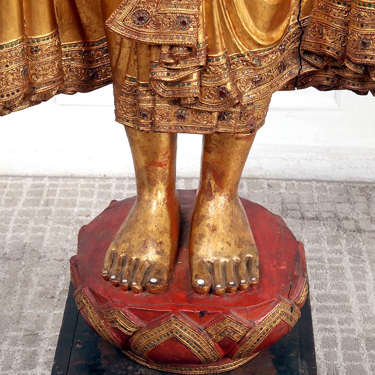 Grande statua di Buddha birmano 