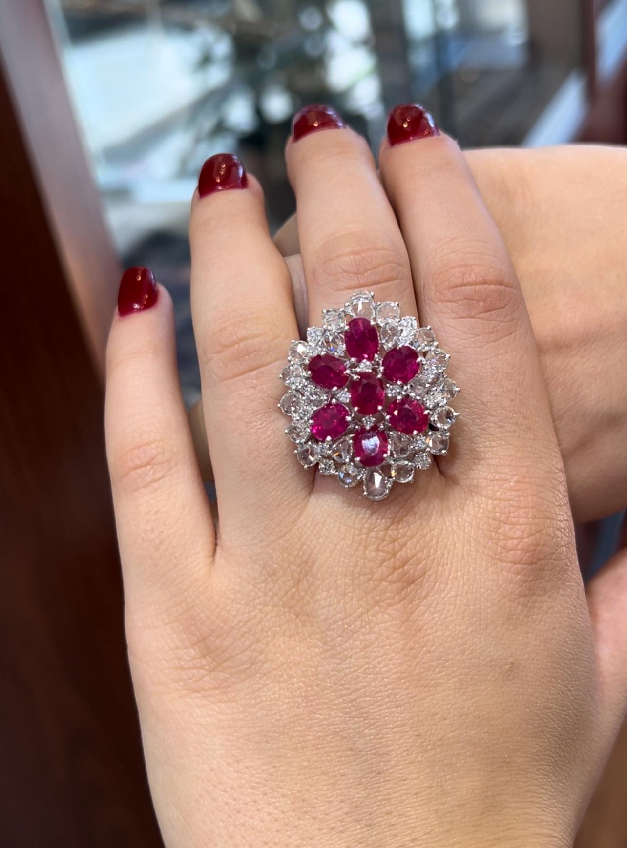 Großer burmesischer Rubin- und Diamant-Cluster-Cocktailring aus 18 Karat Weißgold mit Rosenschliff im Angebot 4