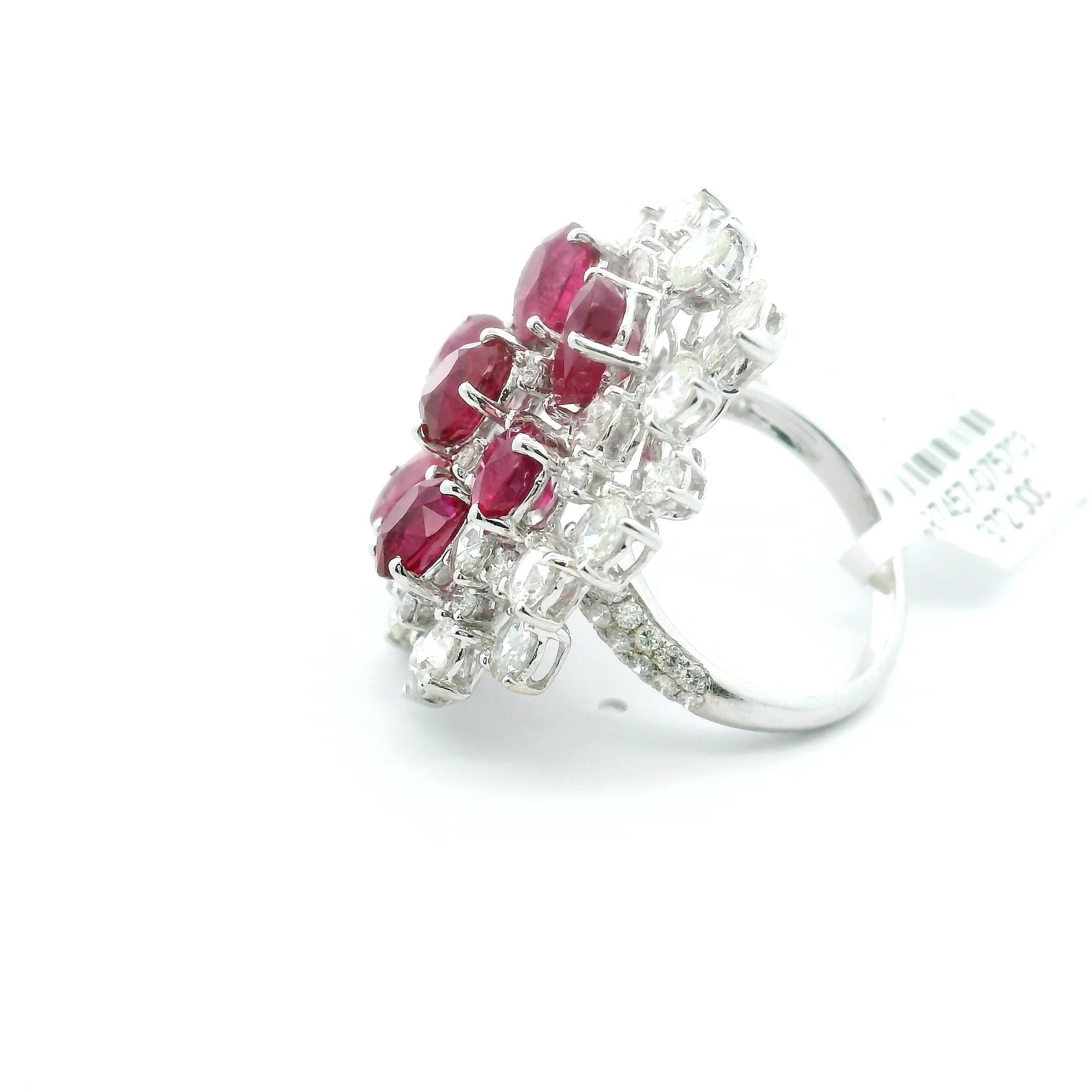 Großer burmesischer Rubin- und Diamant-Cluster-Cocktailring aus 18 Karat Weißgold mit Rosenschliff (Art déco) im Angebot