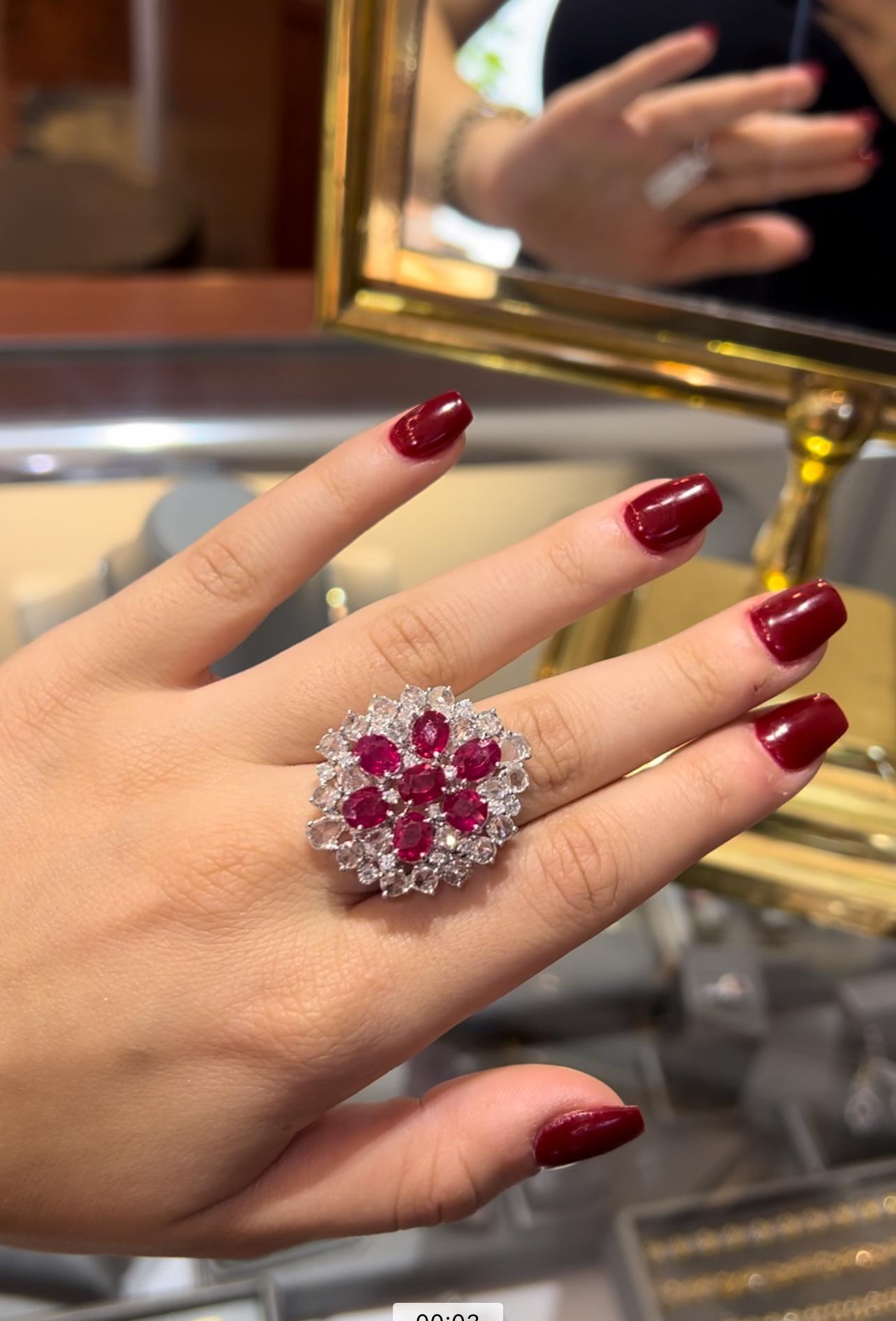 Großer burmesischer Rubin- und Diamant-Cluster-Cocktailring aus 18 Karat Weißgold mit Rosenschliff (Ovalschliff) im Angebot