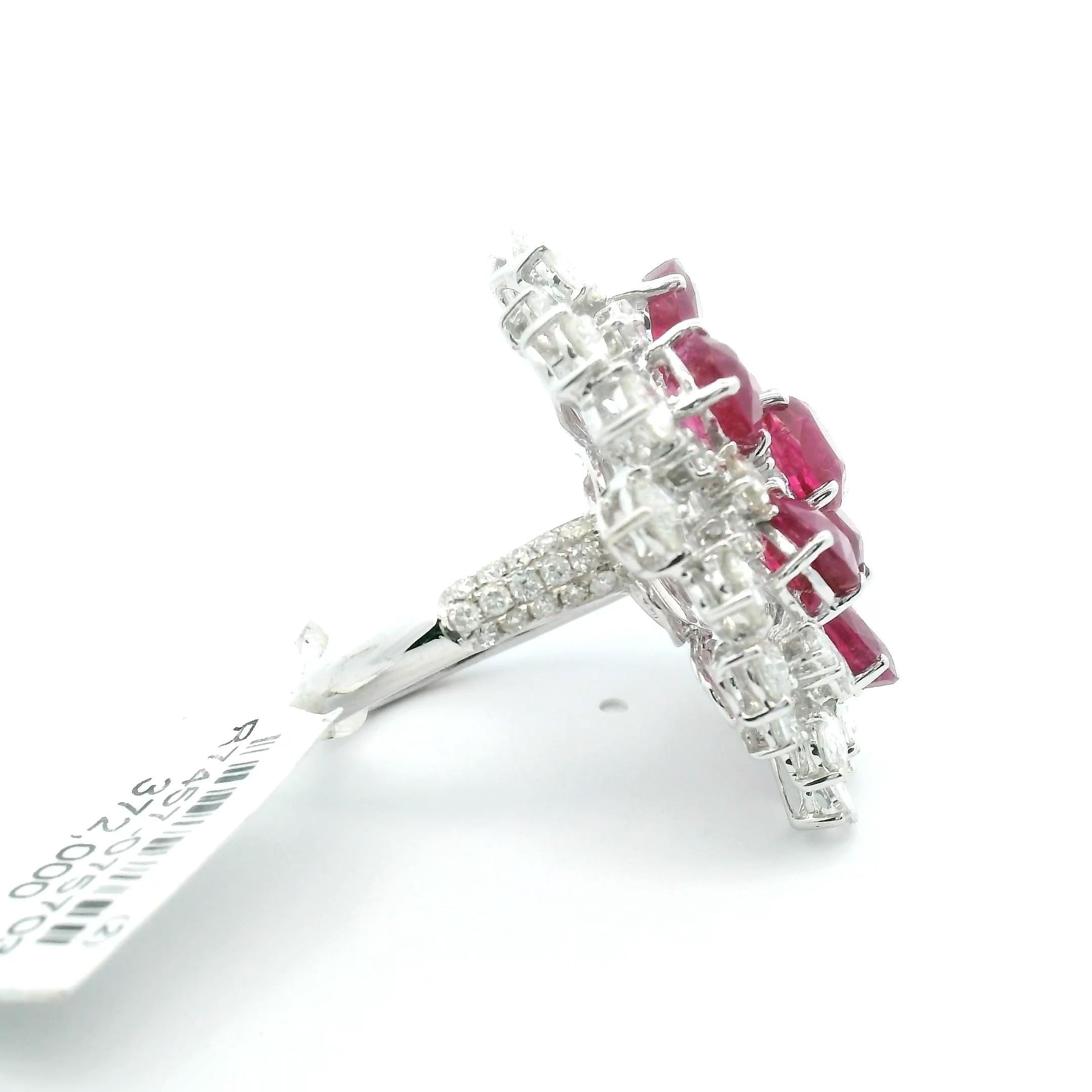 Großer burmesischer Rubin- und Diamant-Cluster-Cocktailring aus 18 Karat Weißgold mit Rosenschliff im Zustand „Neu“ im Angebot in Great Neck, NY