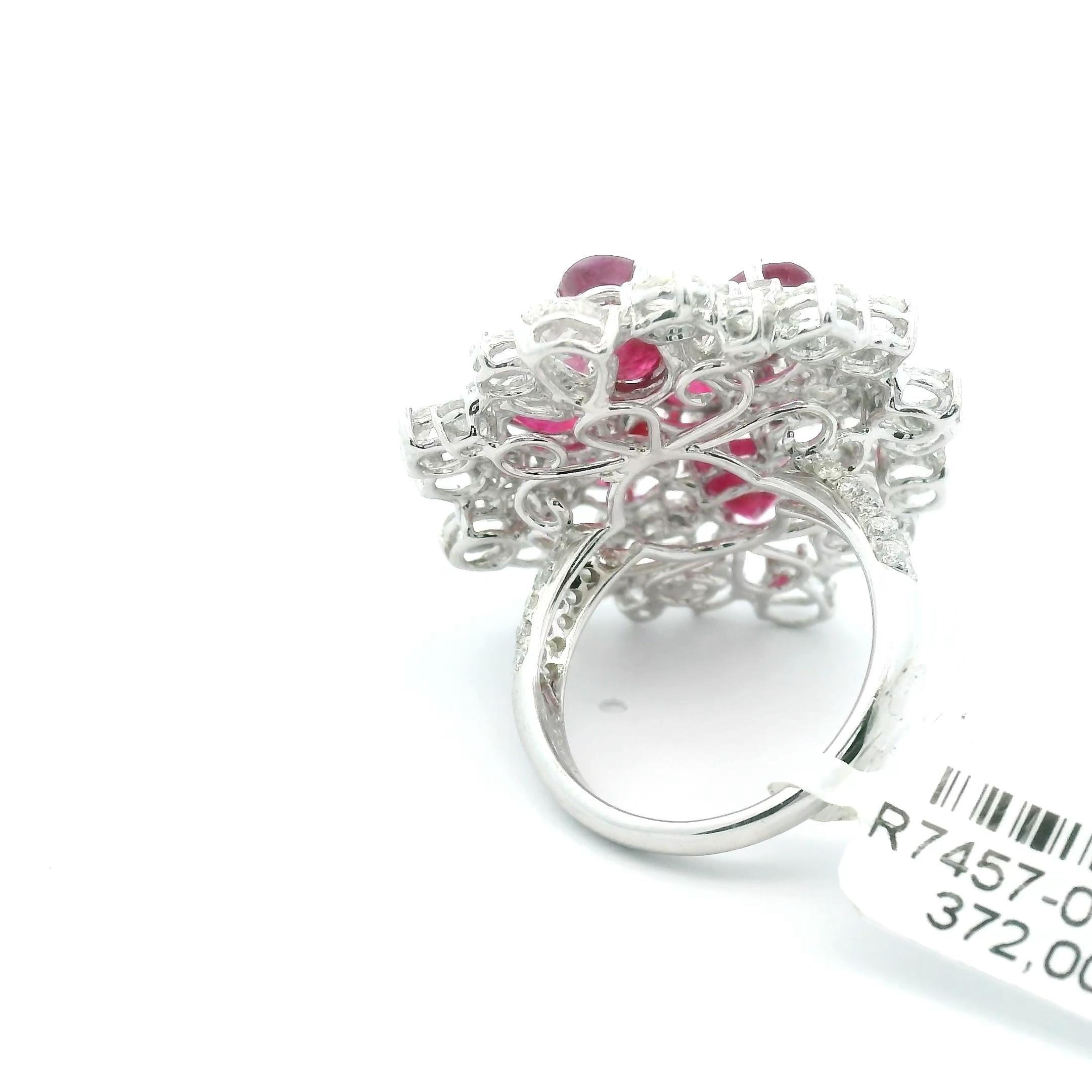 Großer burmesischer Rubin- und Diamant-Cluster-Cocktailring aus 18 Karat Weißgold mit Rosenschliff Damen im Angebot