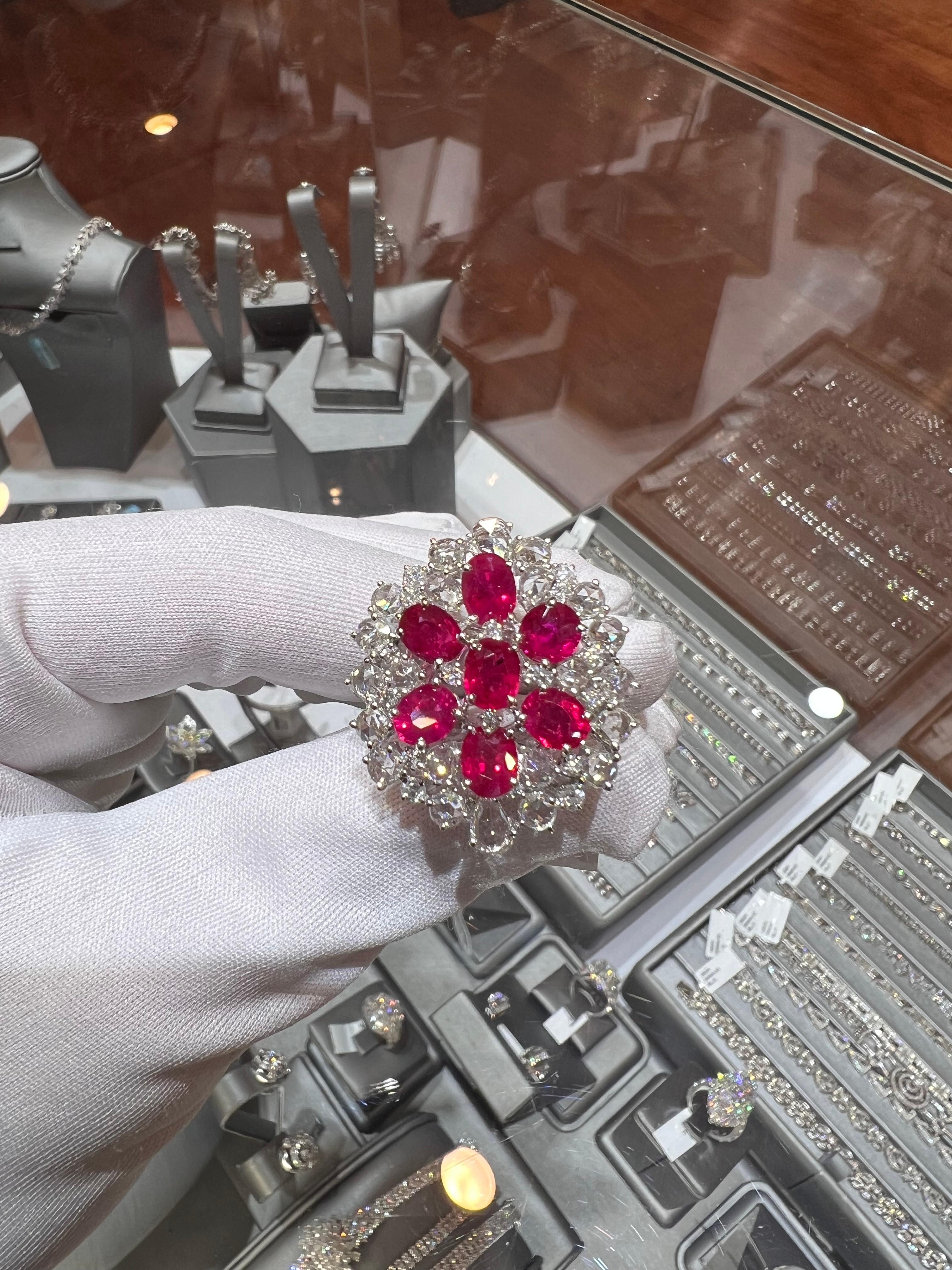 Großer burmesischer Rubin- und Diamant-Cluster-Cocktailring aus 18 Karat Weißgold mit Rosenschliff im Angebot 1