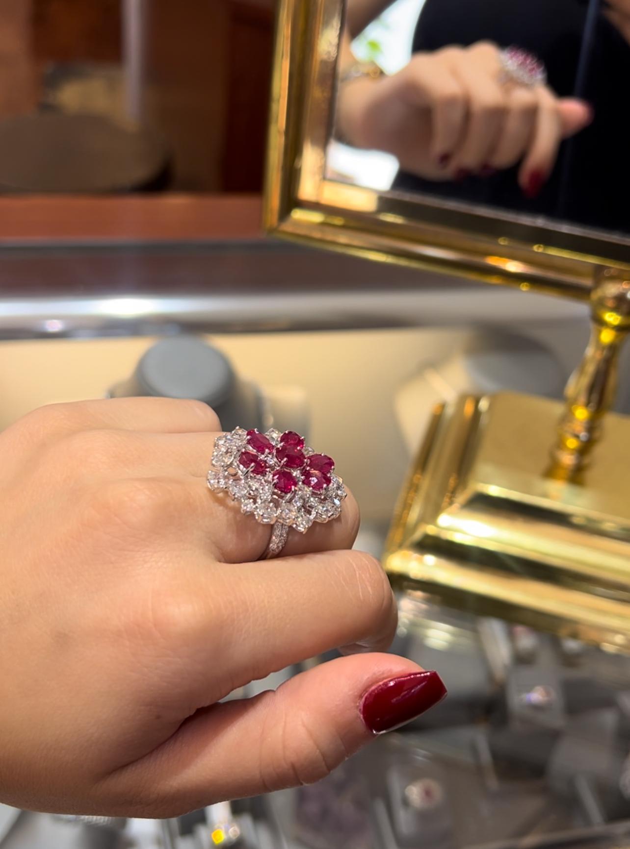 Großer burmesischer Rubin- und Diamant-Cluster-Cocktailring aus 18 Karat Weißgold mit Rosenschliff im Angebot 3