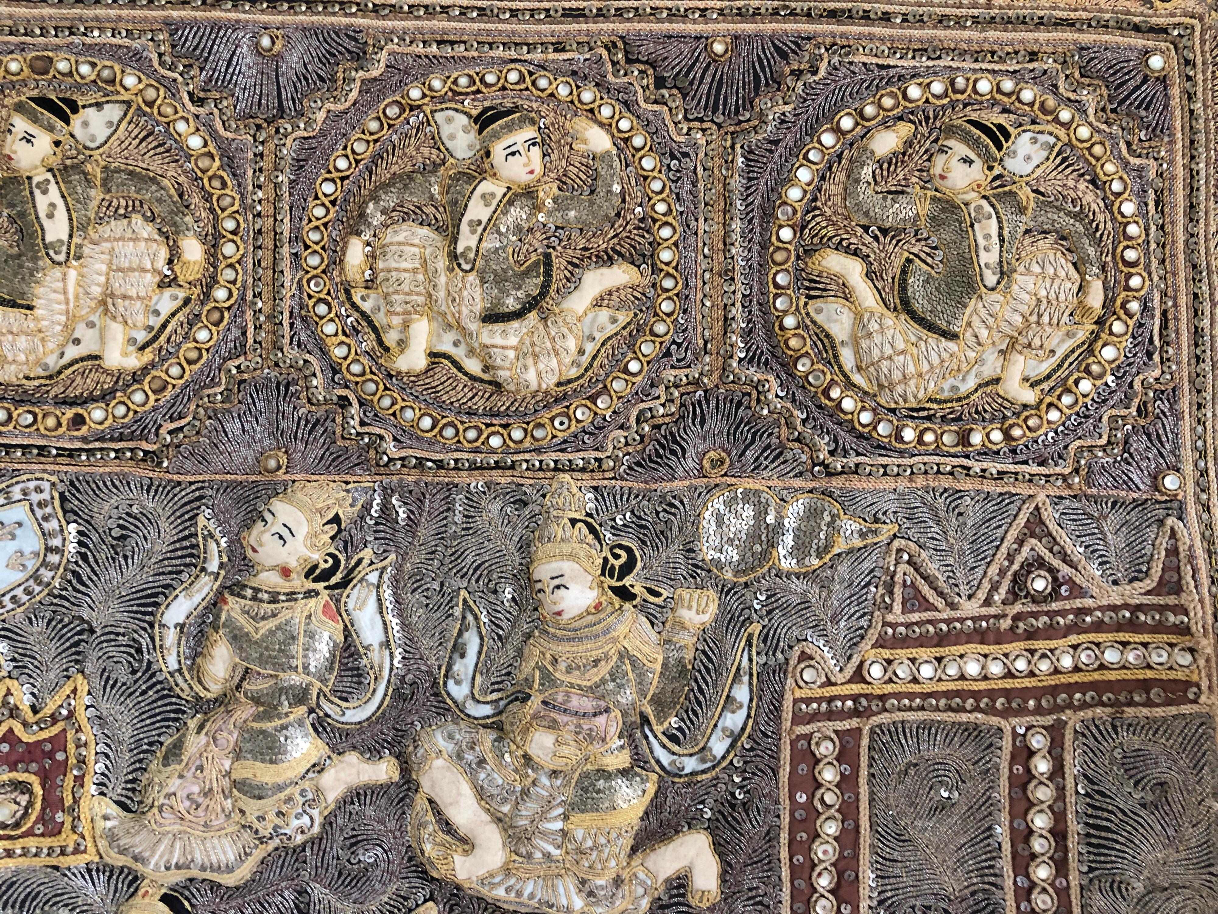 Brodé Grande tapisserie Kalaga en lin et soie birmane:: lourdement brodée d'appliques de figures