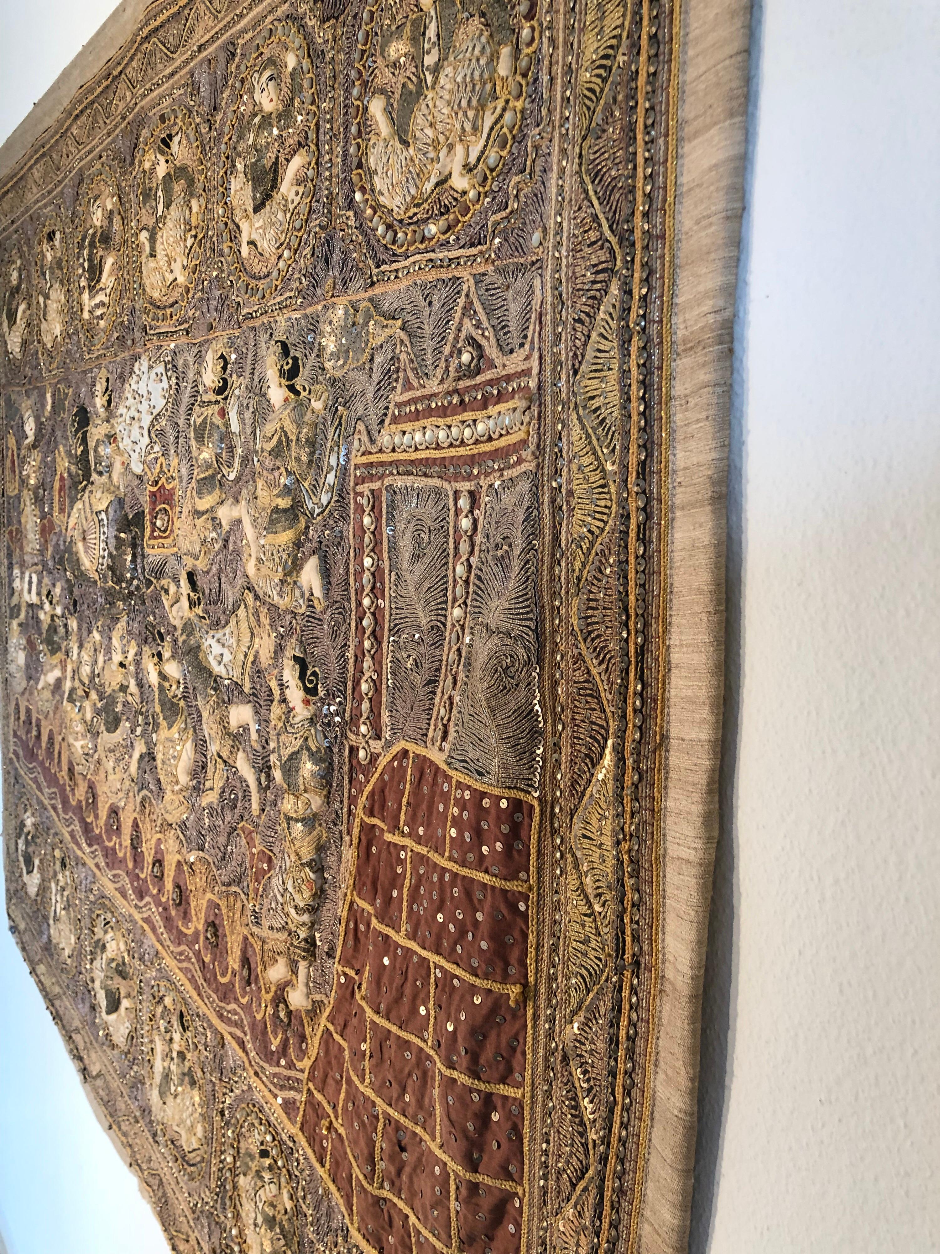 Grande tapisserie Kalaga en lin et soie birmane:: lourdement brodée d'appliques de figures Bon état à Sofia, BG