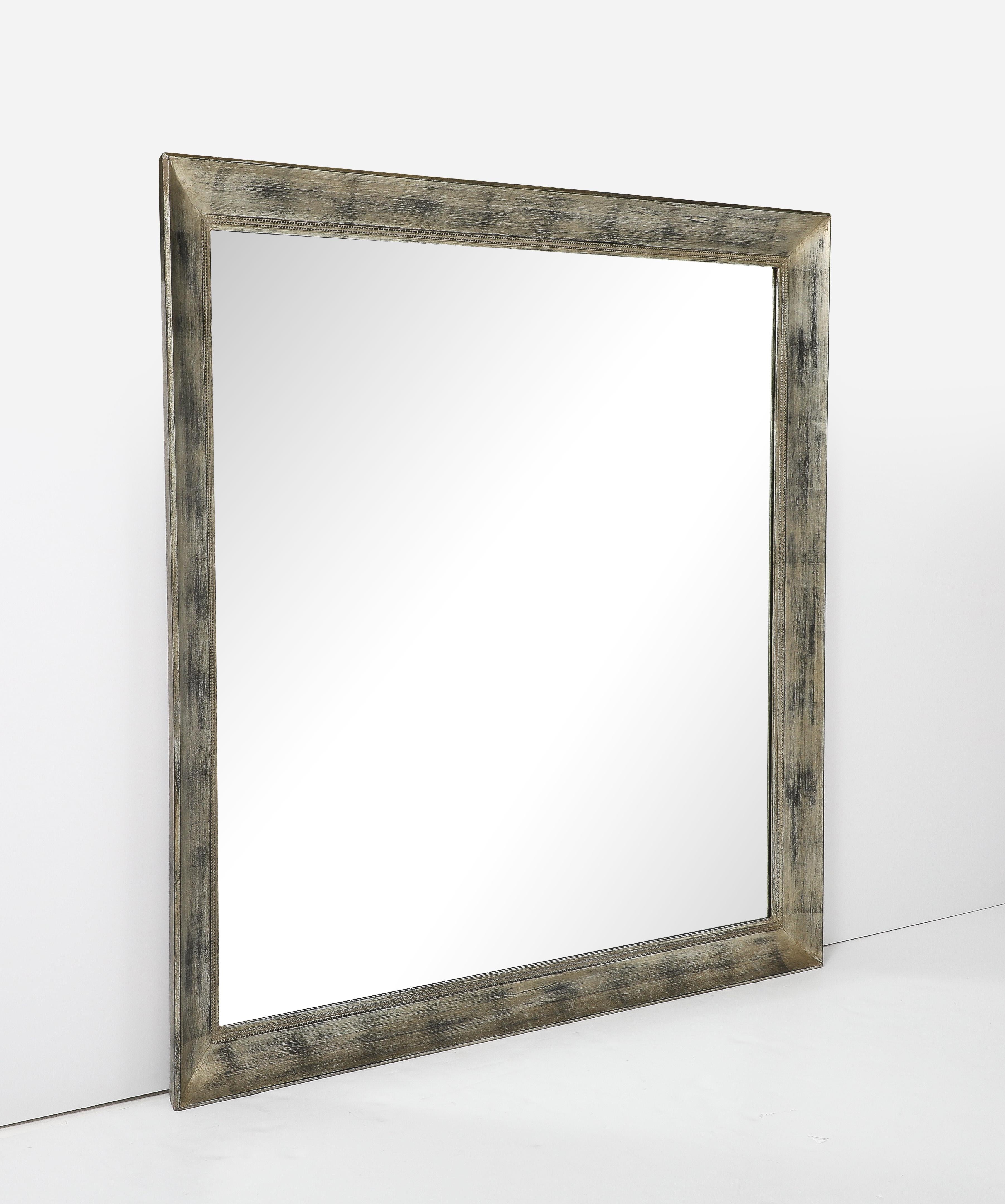 Grande specchio con cornice in grassetto con specchio originale e finitura in foglia d'argento brunita 
di James Mont.
Ci sono pochi segni sullo specchio  che non fa che accrescere il suo carattere