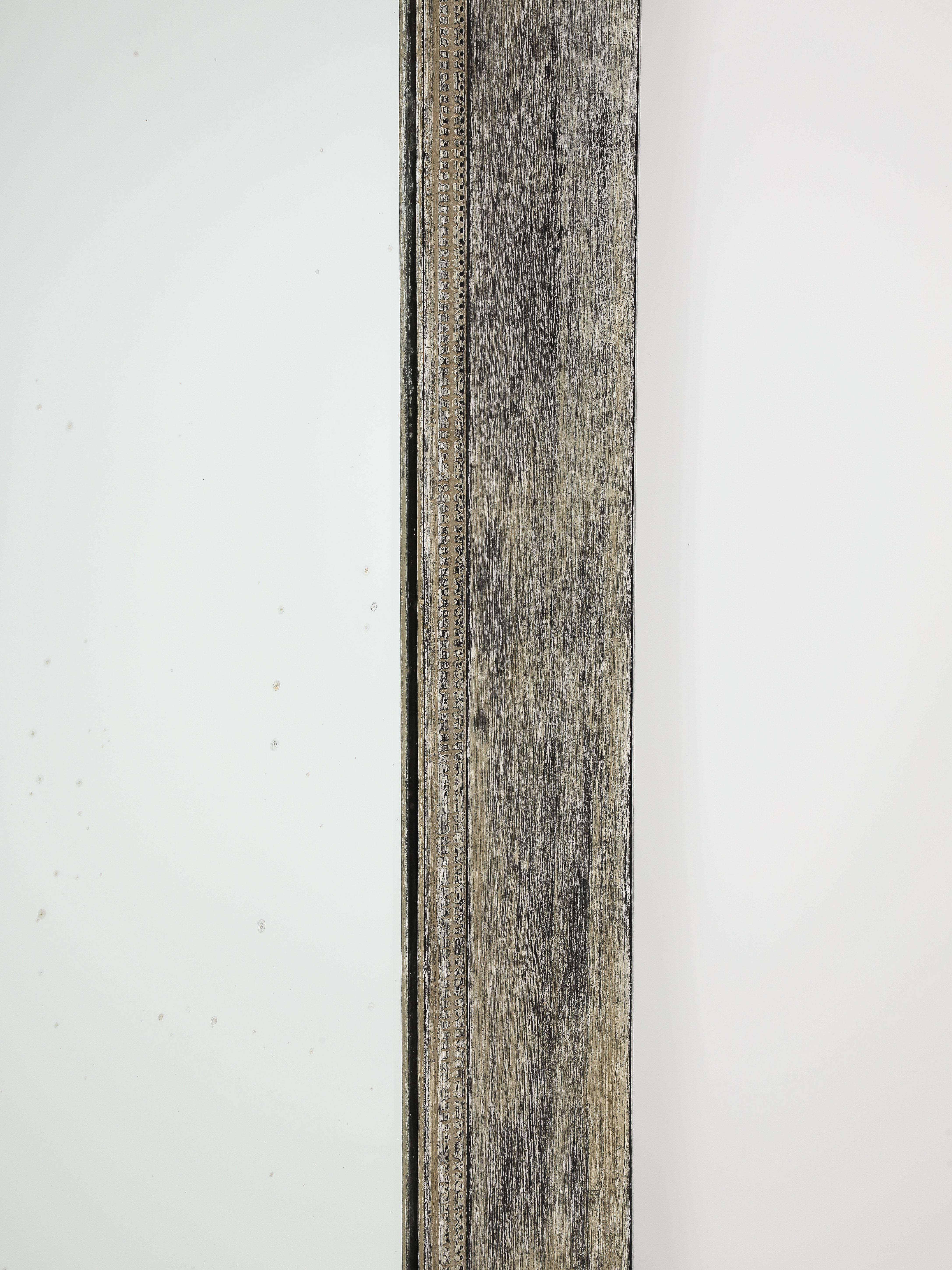 Legno Grande specchio in foglia d'argento brunita di James Mont in vendita