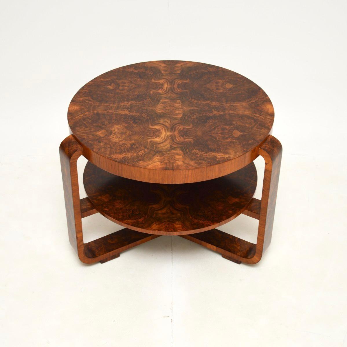 Une table basse Art déco en ronce de noyer absolument magnifique, fabriquée en Angleterre et datant des années 1930.

Ce produit est d'une qualité exceptionnelle, il est extrêmement bien fait et a un design utile. Le plateau circulaire présente un
