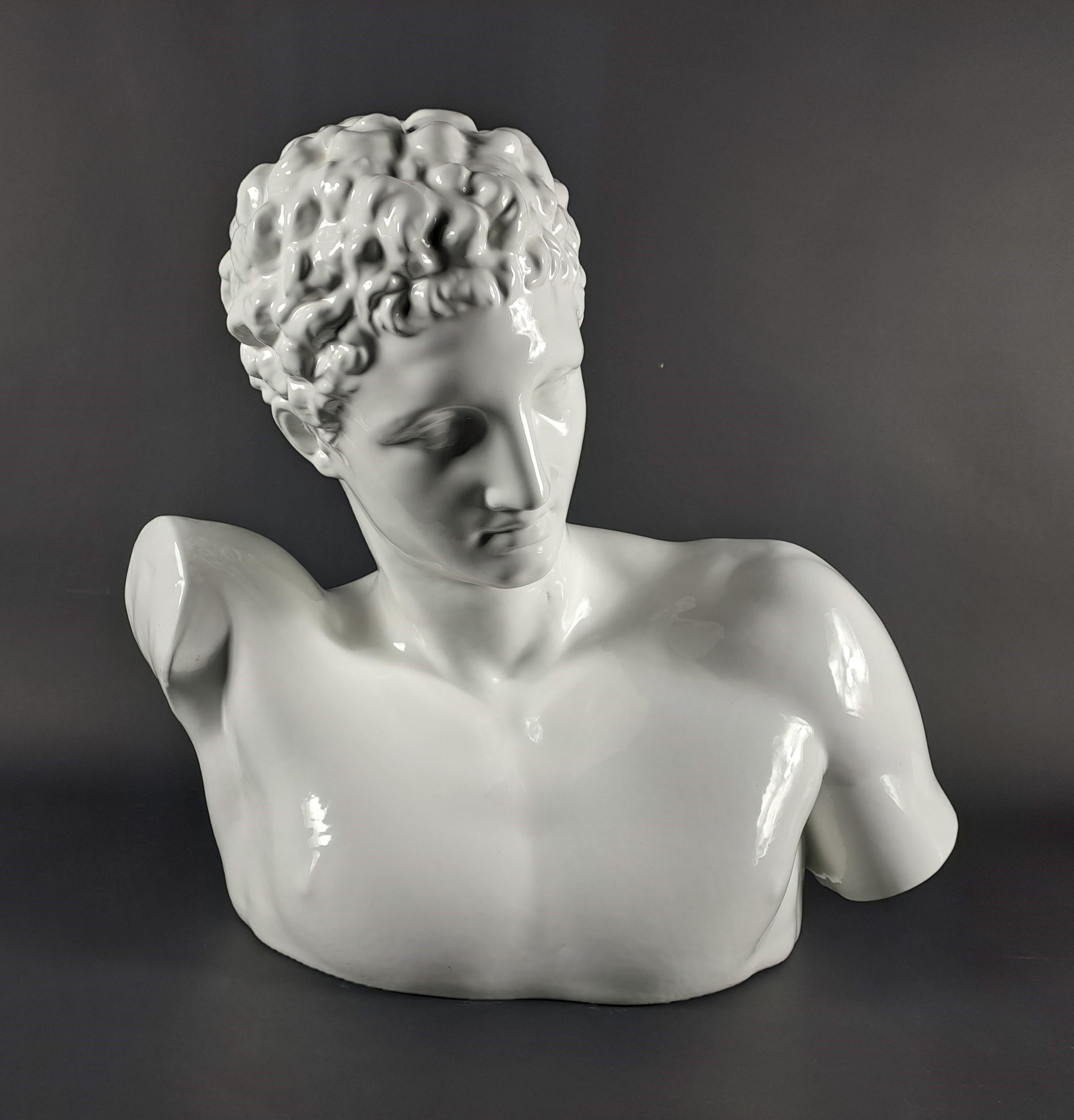 Français Grand Buste d'Hermès en céramique émaillée blanche en vente