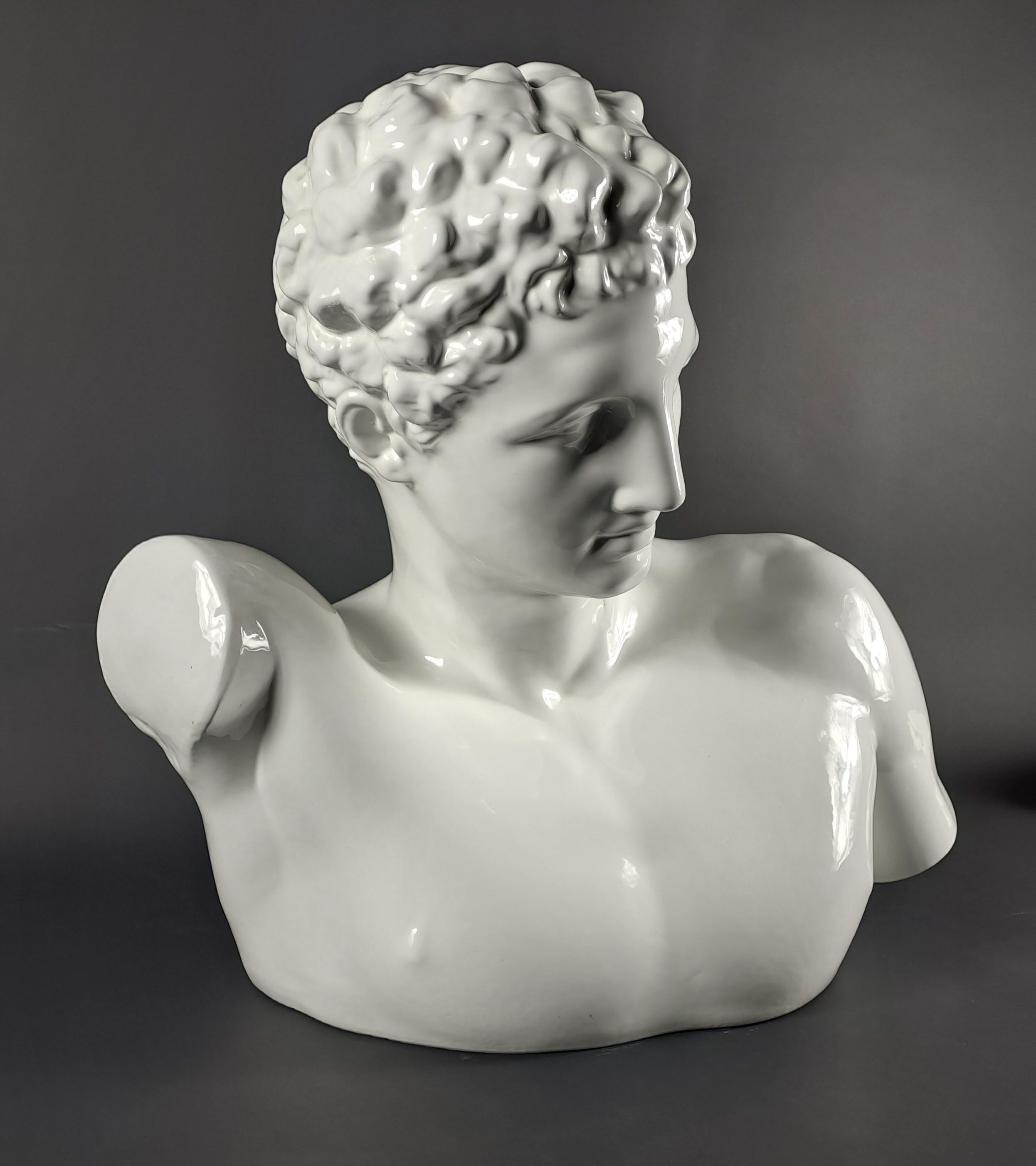 Grand Buste d'Hermès en céramique émaillée blanche Excellent état - En vente à BARSAC, FR