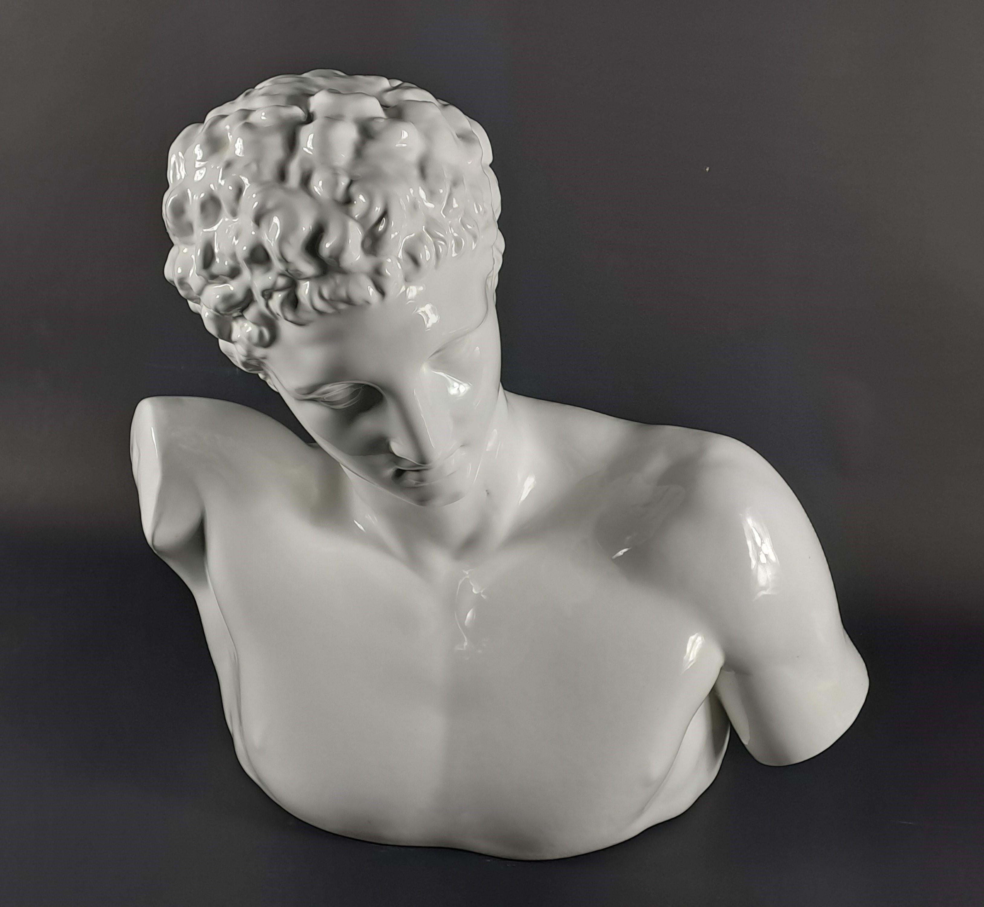 20ième siècle Grand Buste d'Hermès en céramique émaillée blanche en vente