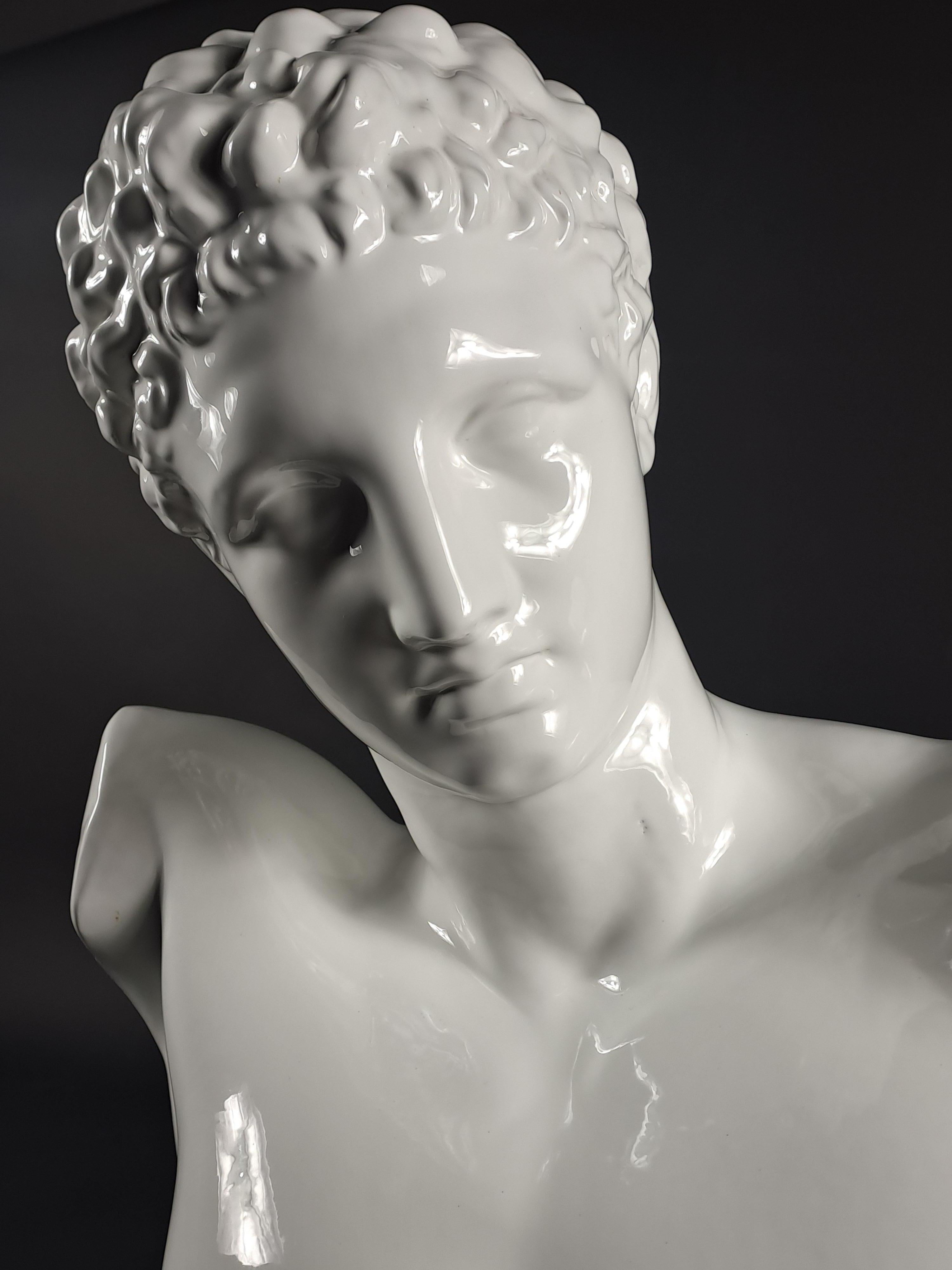 Grand Buste d'Hermès en céramique émaillée blanche en vente 1