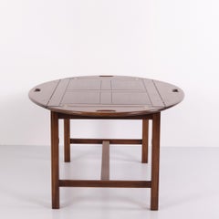 Grande tavolino Butler in mogano lucido con finiture in ottone degli anni ’40