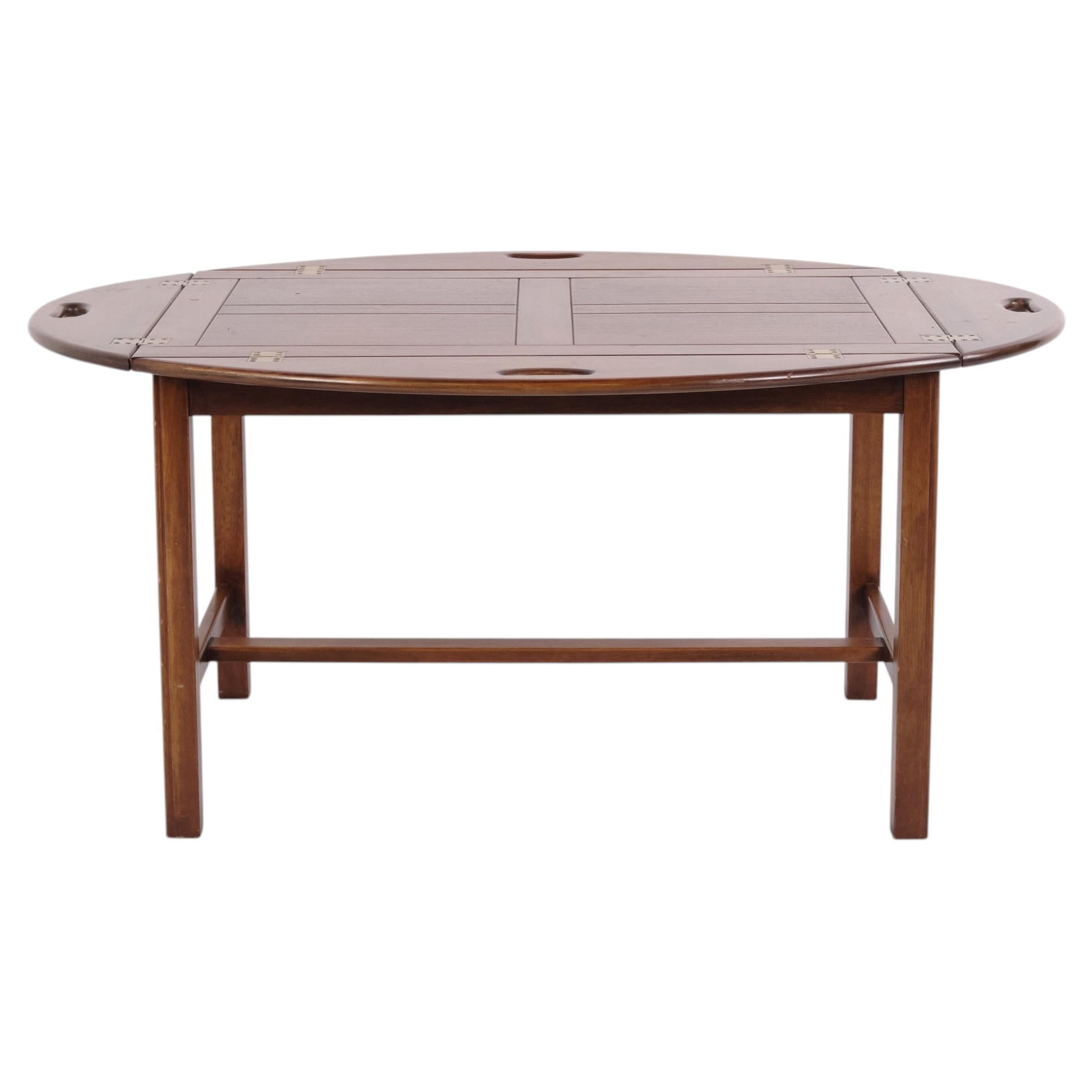 Mesa de centro grande tipo «Butler» de caoba pulida con herrajes de latón, de la década de 1940