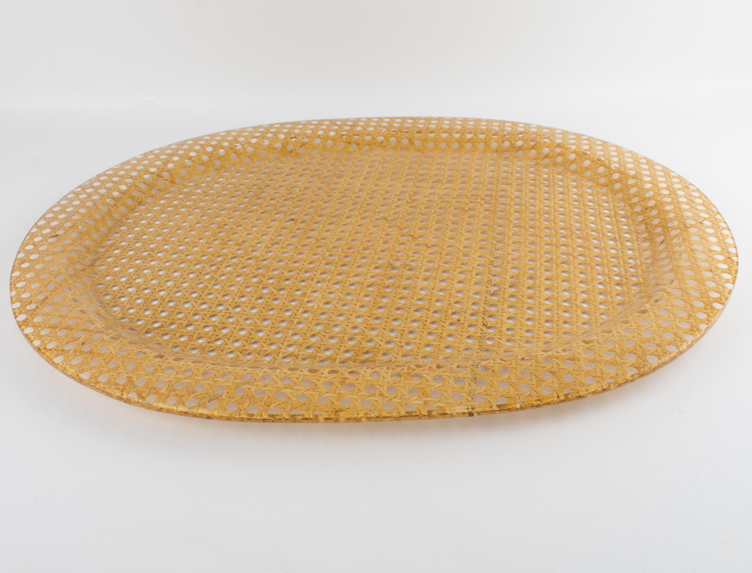 Großes Butler-Bar-Tablett aus Lucit und Rattan, um 1970 (Moderne der Mitte des Jahrhunderts) im Angebot