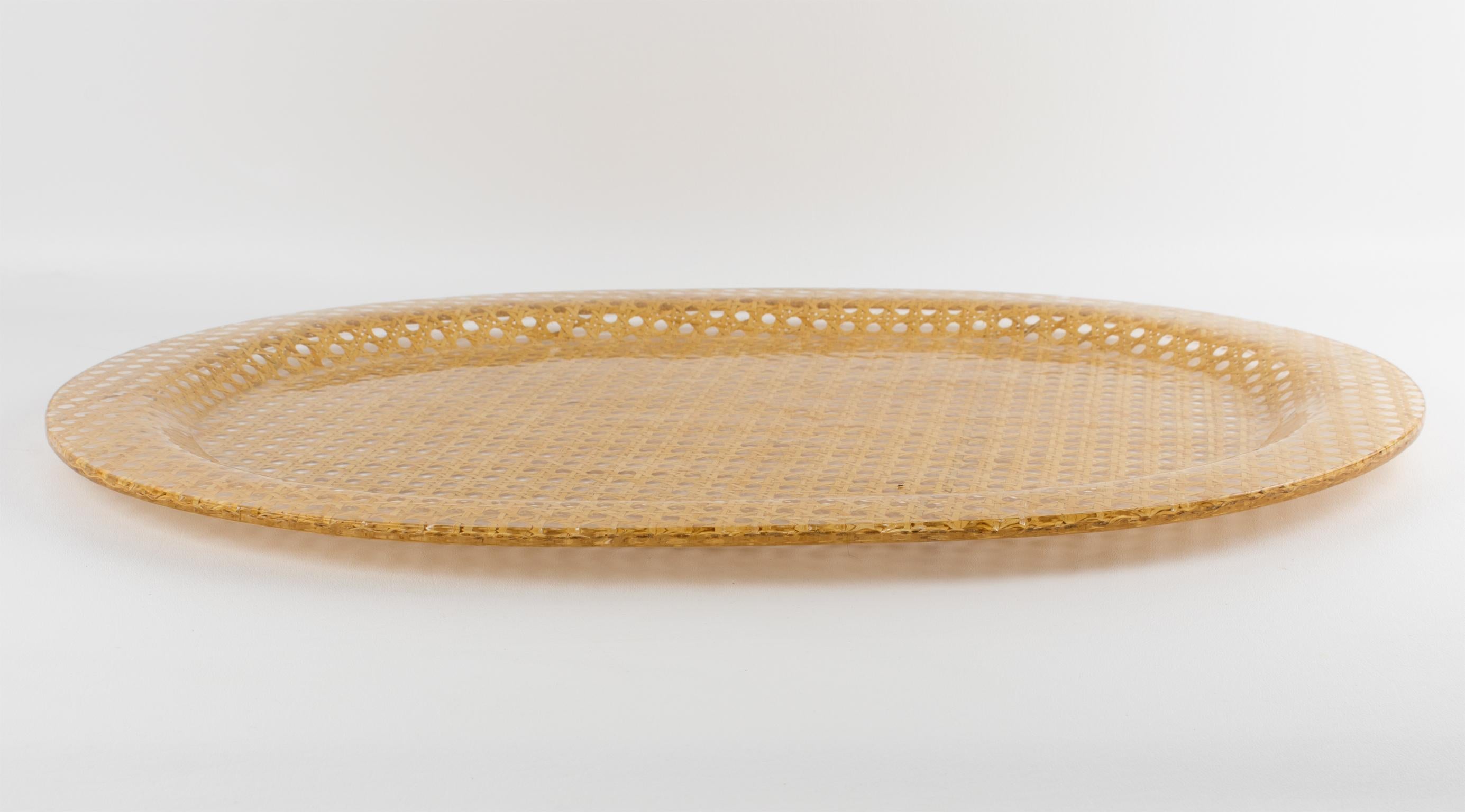 Großes Butler-Bar-Tablett aus Lucit und Rattan, um 1970 im Zustand „Hervorragend“ im Angebot in Atlanta, GA