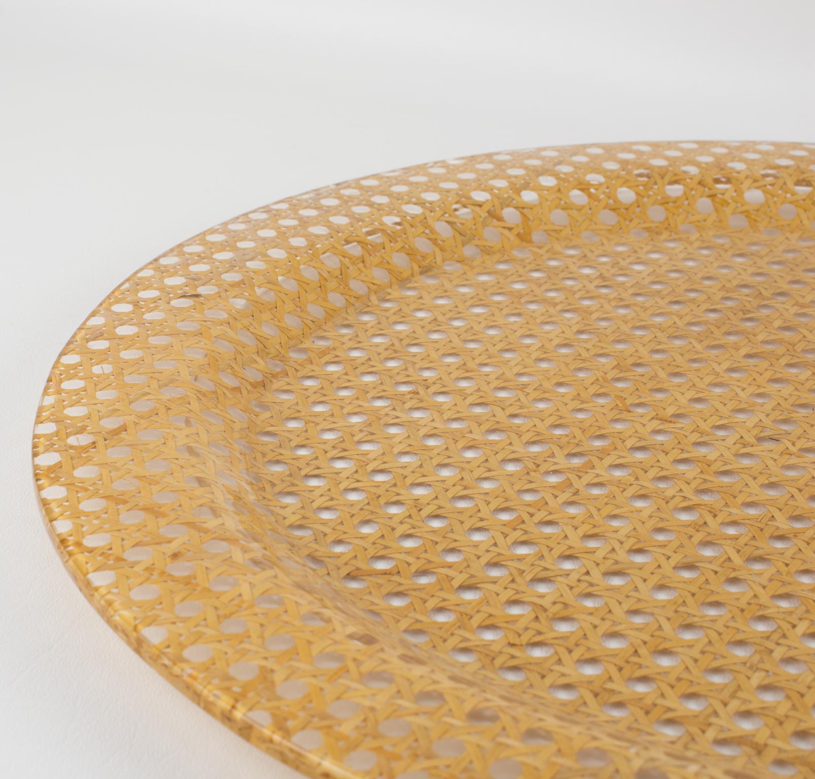 Großes Butler-Bar-Tablett aus Lucit und Rattan, um 1970 (Korbweide) im Angebot