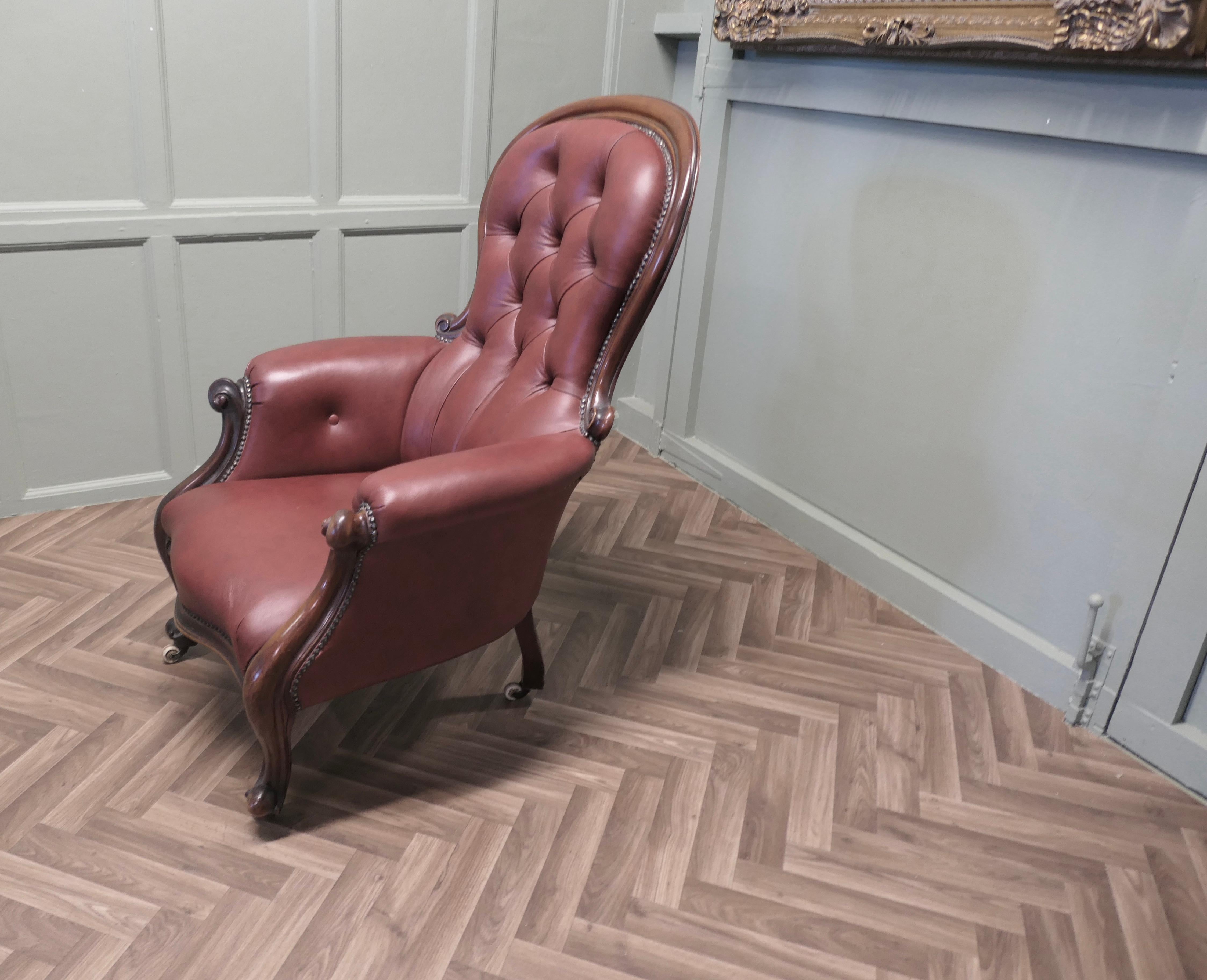 Großer Salonsessel mit Knopfleiste aus burgunderrotem Leder im Zustand „Gut“ im Angebot in Godshill, Isle of Wight