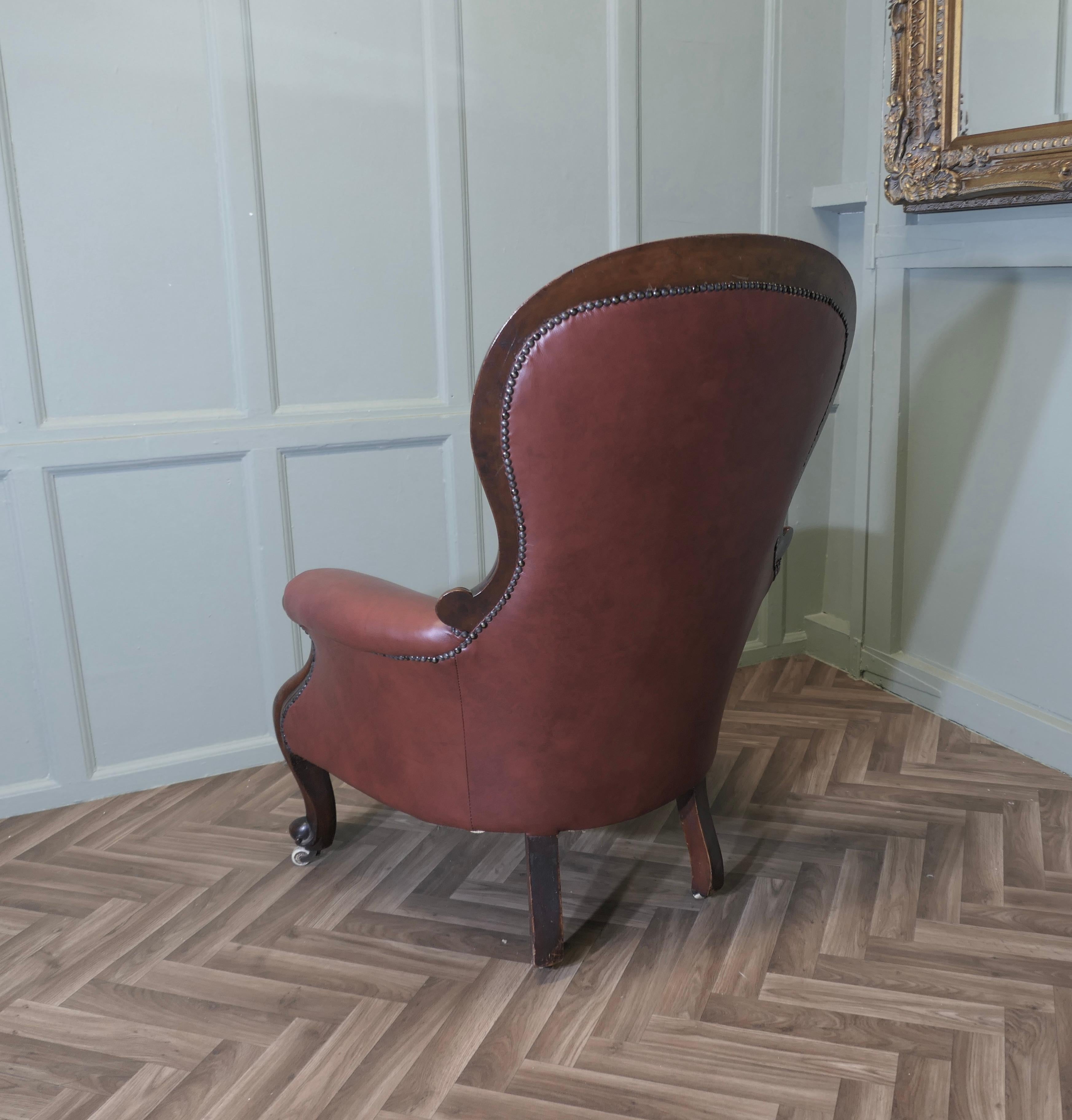Großer Salonsessel mit Knopfleiste aus burgunderrotem Leder (19. Jahrhundert) im Angebot