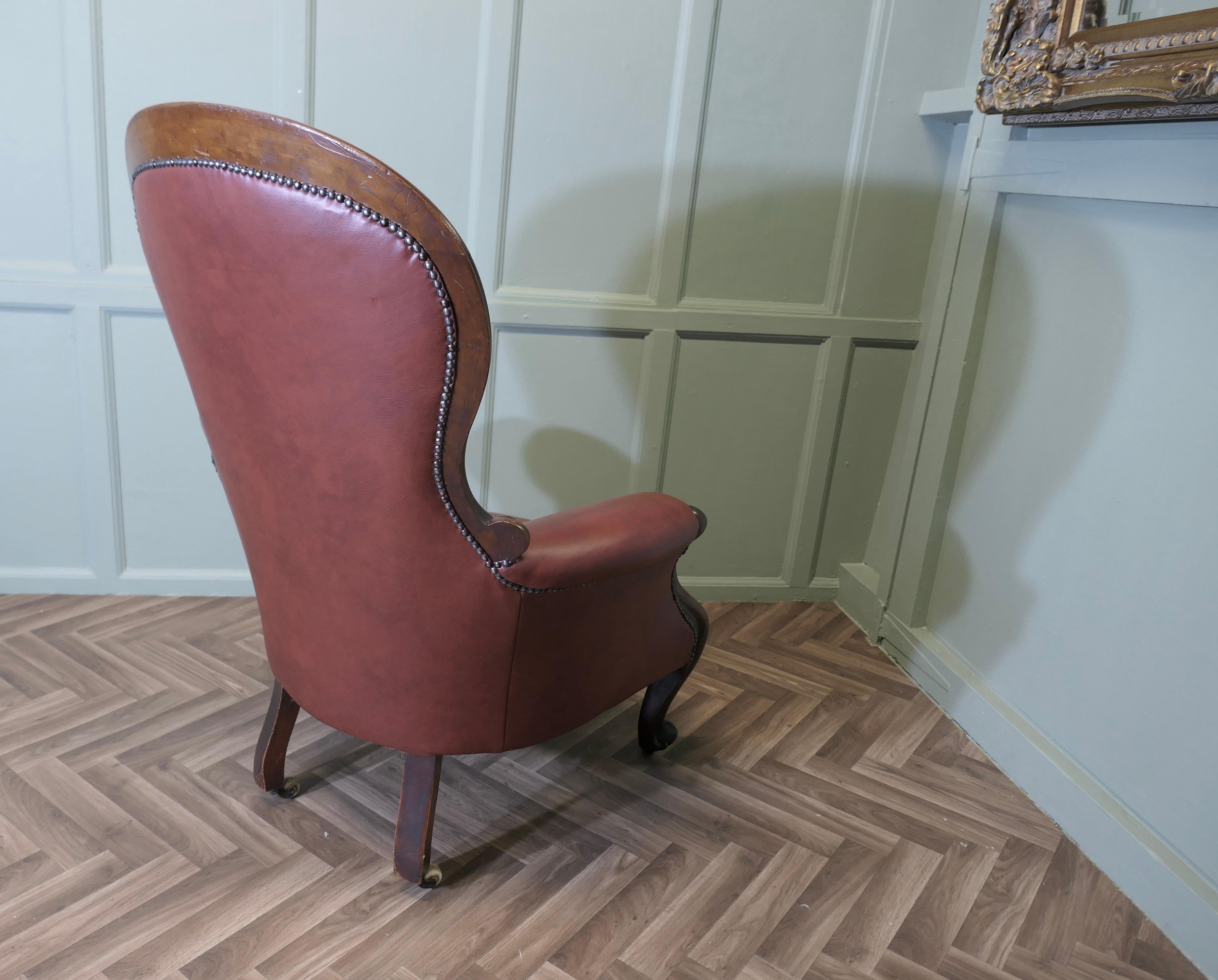 Großer Salonsessel mit Knopfleiste aus burgunderrotem Leder (Walnuss) im Angebot