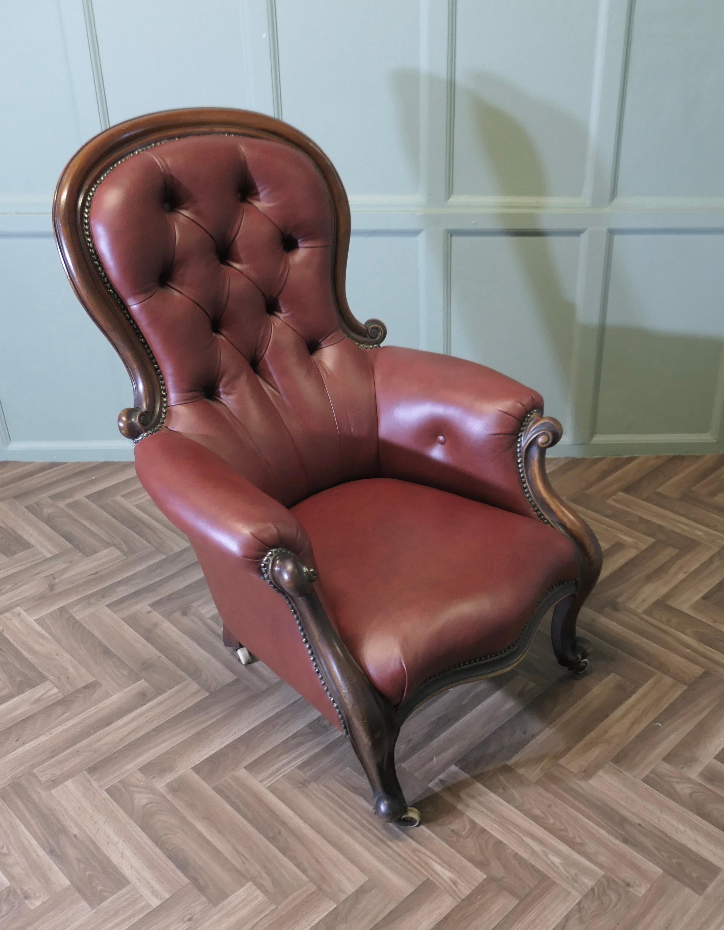 Großer Salonsessel mit Knopfleiste aus burgunderrotem Leder im Angebot 1
