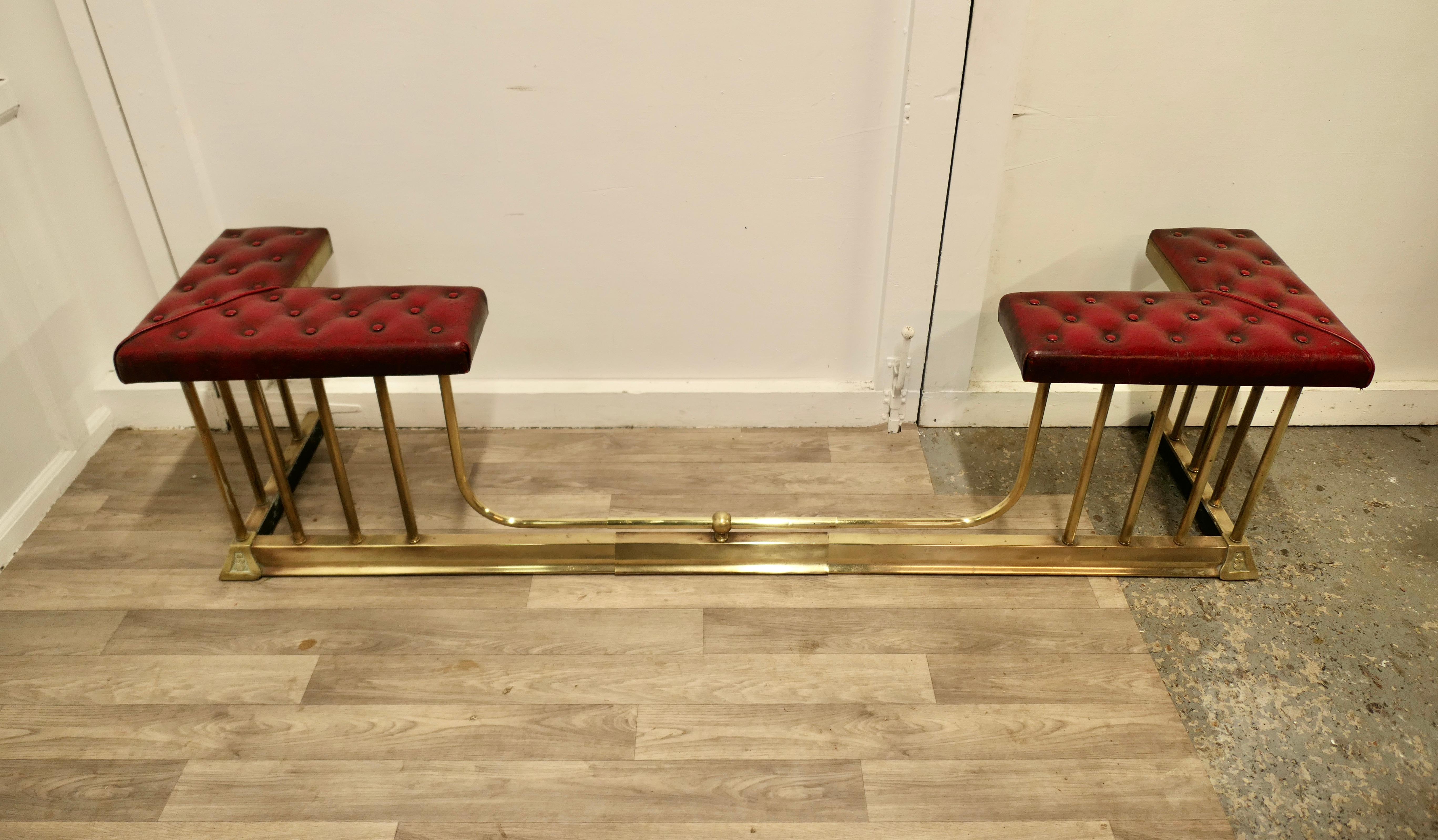 Large Buttoned Leather Extending Brass Club Fender  This is an elegant piece In Good Condition For Sale In Godshill, Isle of Wight