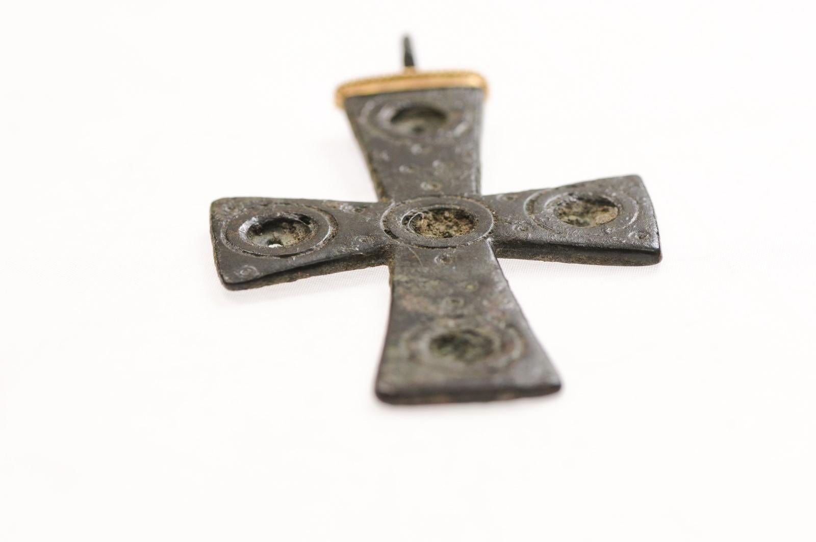 Grande croix byzantine en bronze avec or 21 carats en vente 3