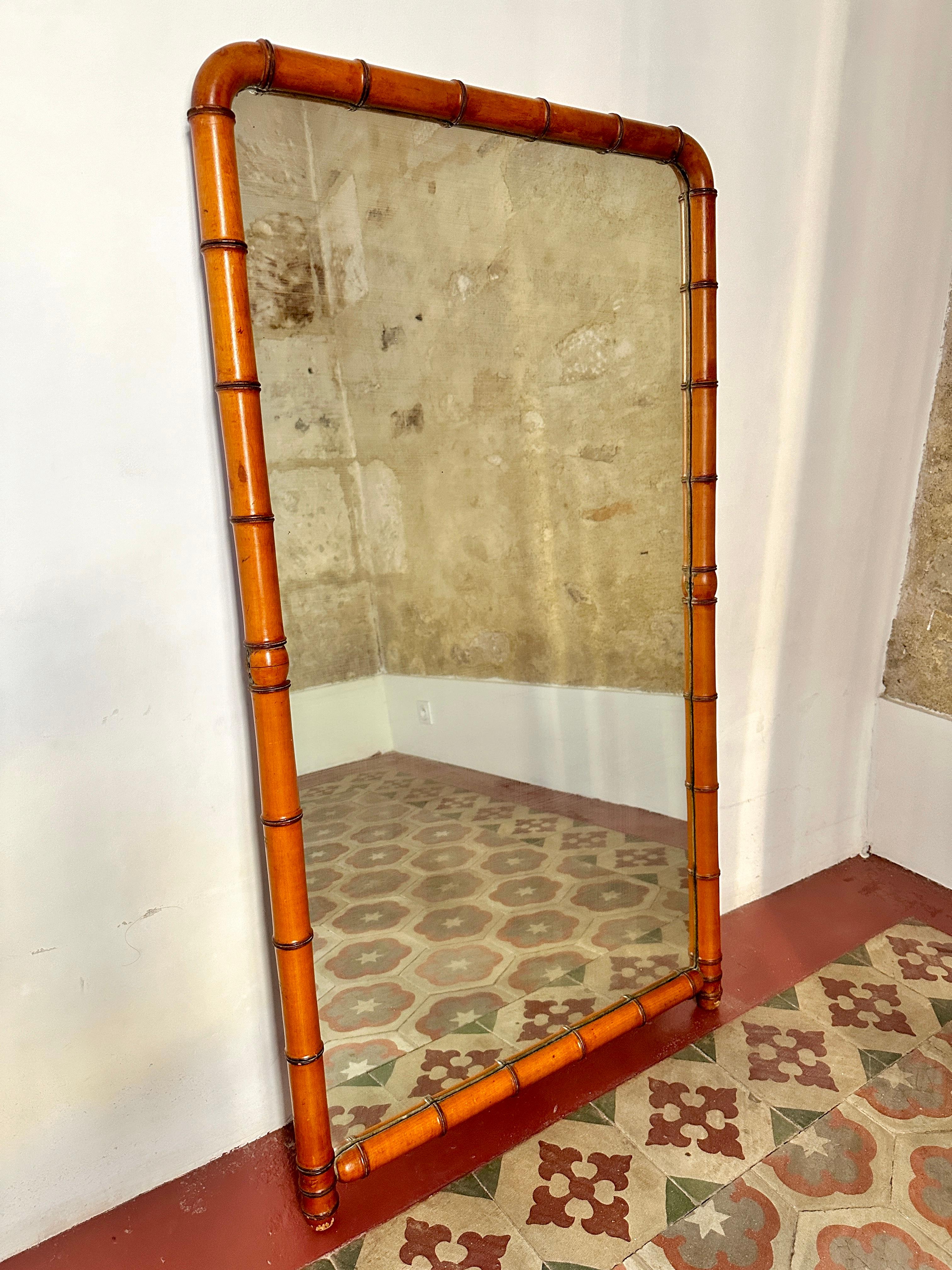 Grande specchio francese del 19° secolo in finto bambù.

Bellissima specchiera ad arco, in faggio tornito, con schienale originale. In ottime condizioni, con lievi segni di usura superficiale e qualche striscia sulla piastra a specchio (vedi foto).