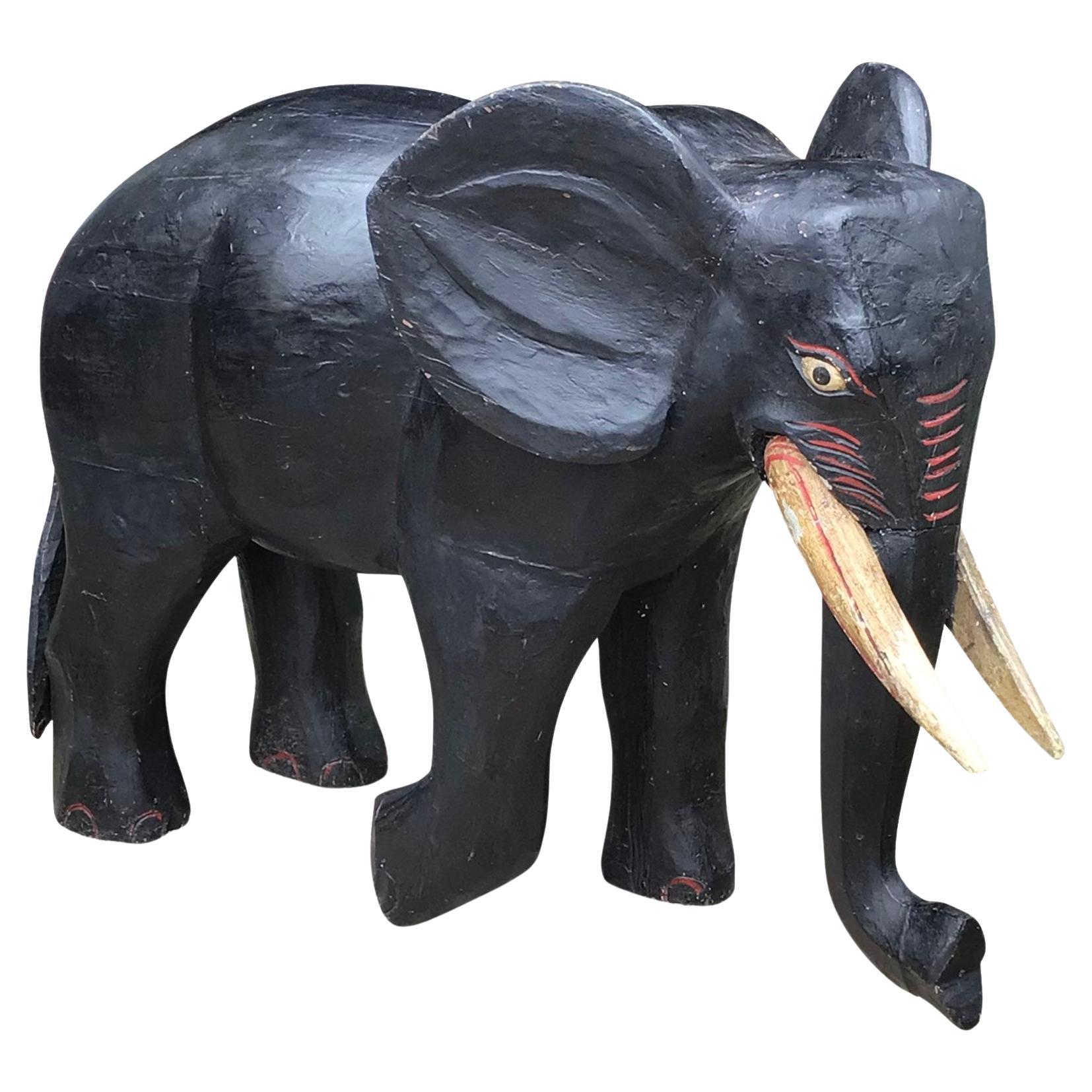 Grand éléphant indien du 19e siècle en bois sculpté