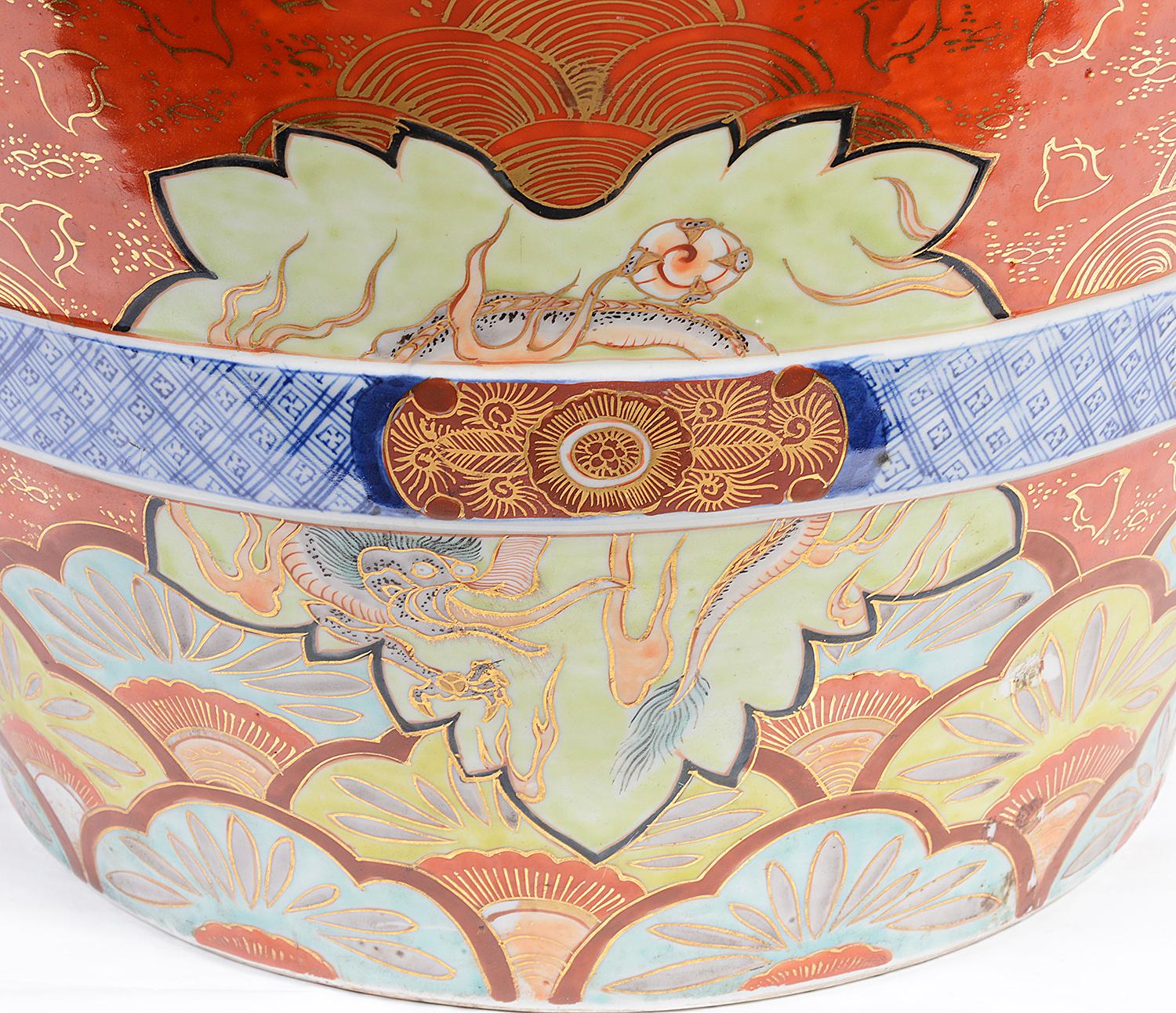 Eine japanische Kutani-Vase guter Qualität aus dem 19. Jahrhundert mit klassischem Dekor auf orangefarbenem Grund und handgemalten Tafeln, die Pagodengebäude, das Meer, Korallen und Muscheln darstellen.